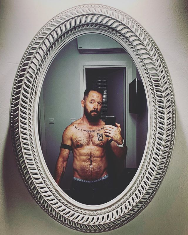 Reflecting back to a mirror in Crete
.
.
.
.
.
#beard #instabeard #instamuscle #beardsandtatts #holiday #vacation #pride #mediterranean #muscle #bodypositive #lovelife #summer #greece #greekislands #crete #mirror #reflection