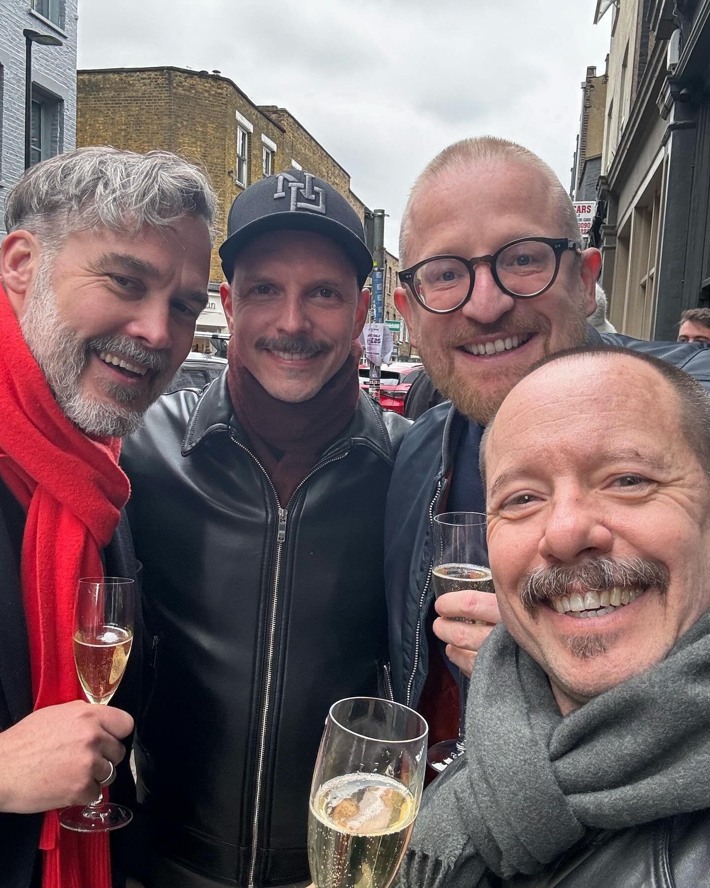 Such a great day out for drinks and lunch with our amazing friends @steve4 and @peter_sauerland. Love these boys!
-
#friends #zegermans #London #shoreditch #dayout #weekend