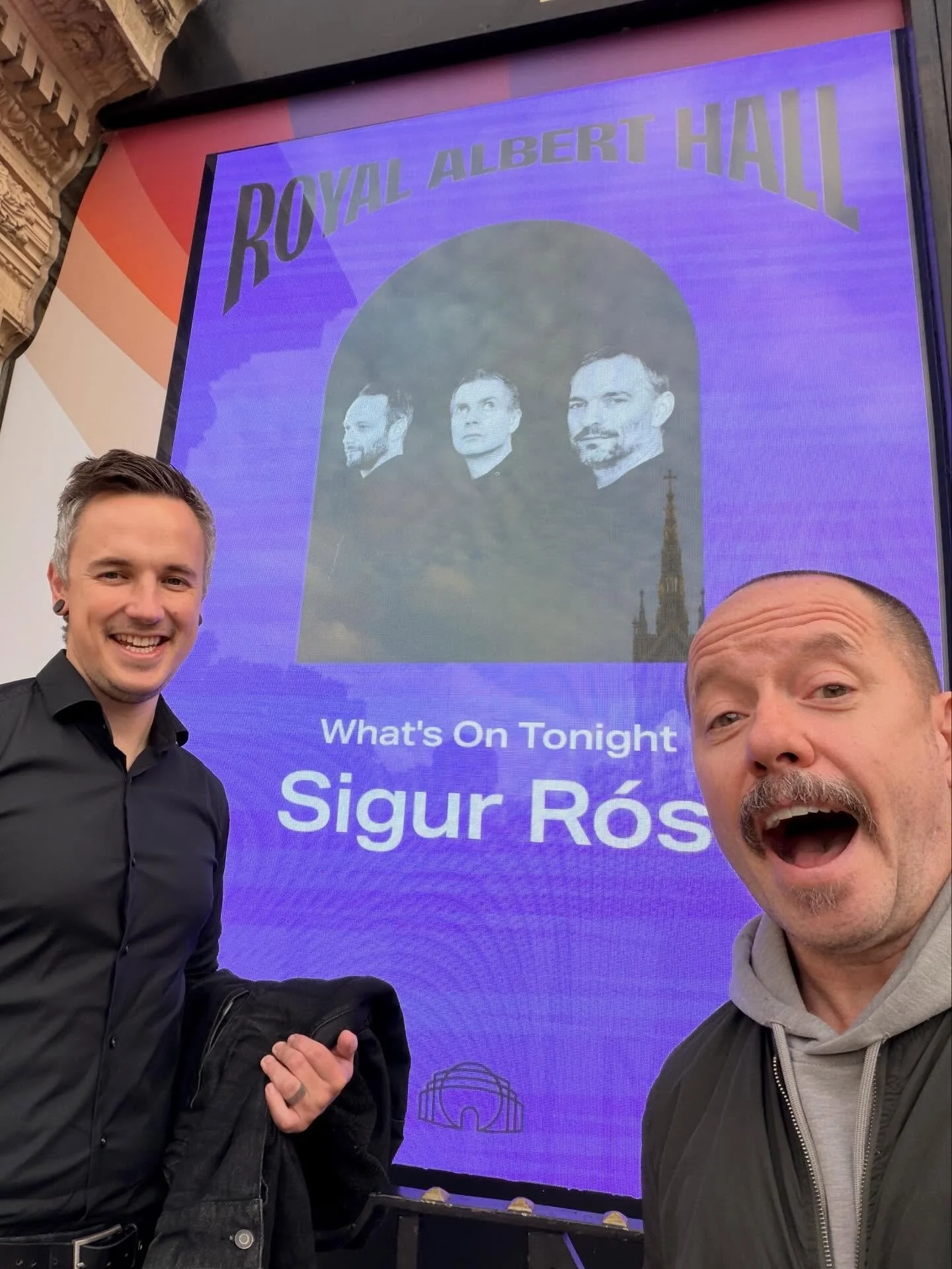 SWIPE FOR MORE 😍 In a big contrast to my Lady Gaga concert high, last night I had the fortune of seeing the Icelandic post-rock geniuses, better known as @sigurros, perform live at the @royalalberthall. My best mate @moakopops was kind enough to dri