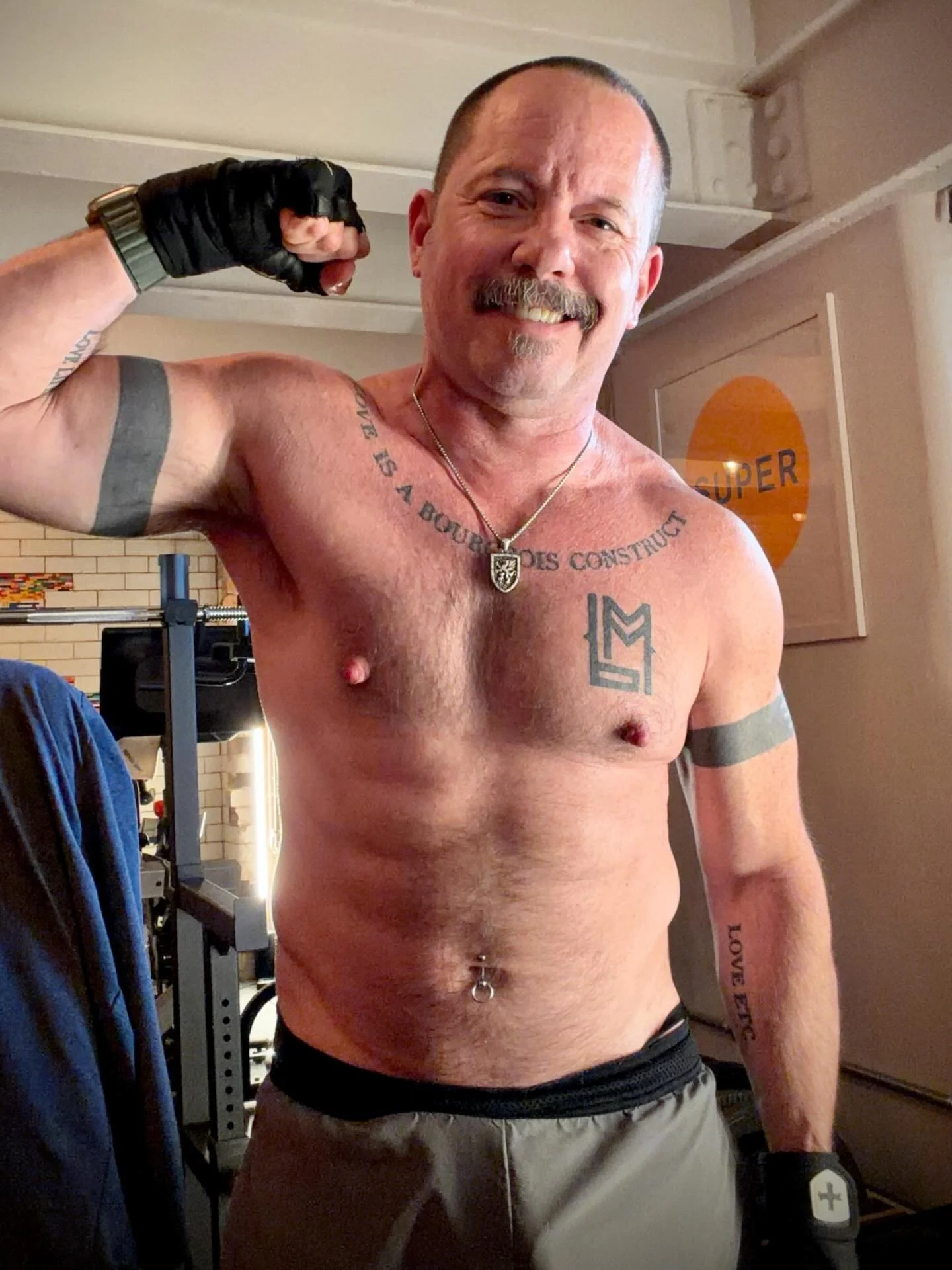 Final workout of the year and continuing to feel strong and solid 💪🏻 More strength and size and beef and brawn to come in 2026! 👊🏻 I hope you all crush your goals and resolutions! 💥
- 
#strong #workout #instagay #beefy #muscle