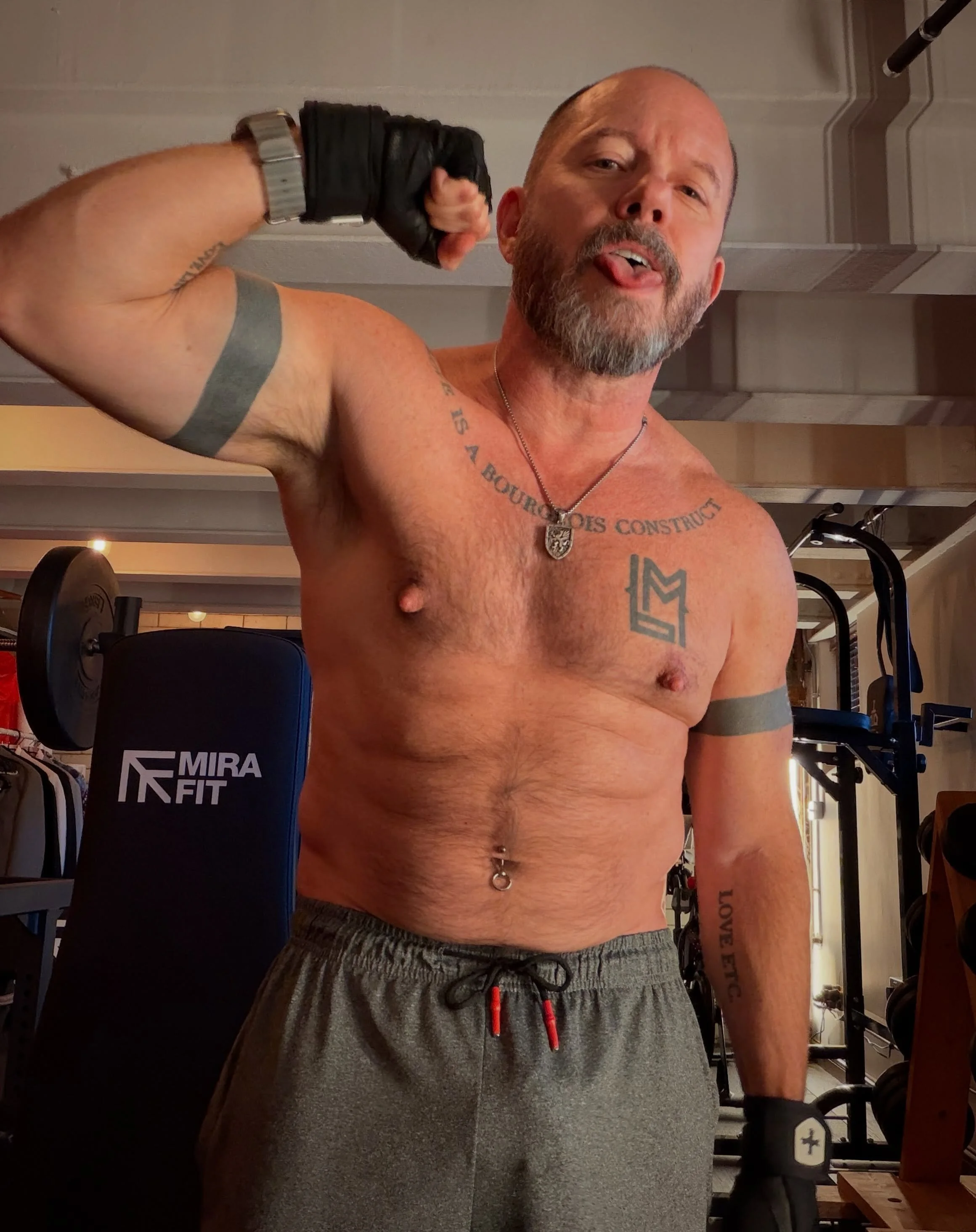 After being ill for a few weeks it feels great to celebrate a #FlexFriday again 😛💪
-
#gay #instagay #flex #workout lovelife