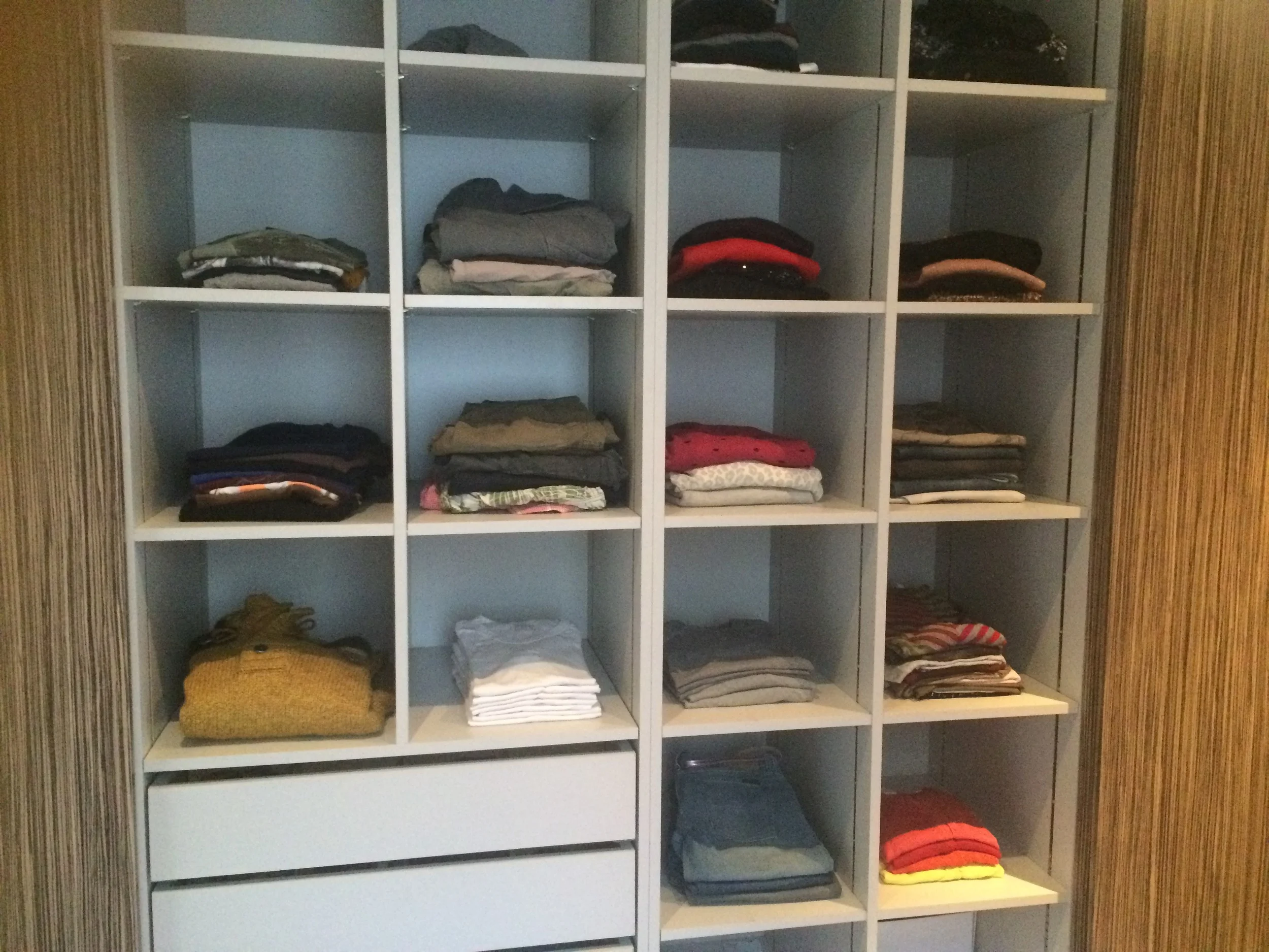 dressing met zwevende schuifdeuren. In hoogte verstelbare vakken.