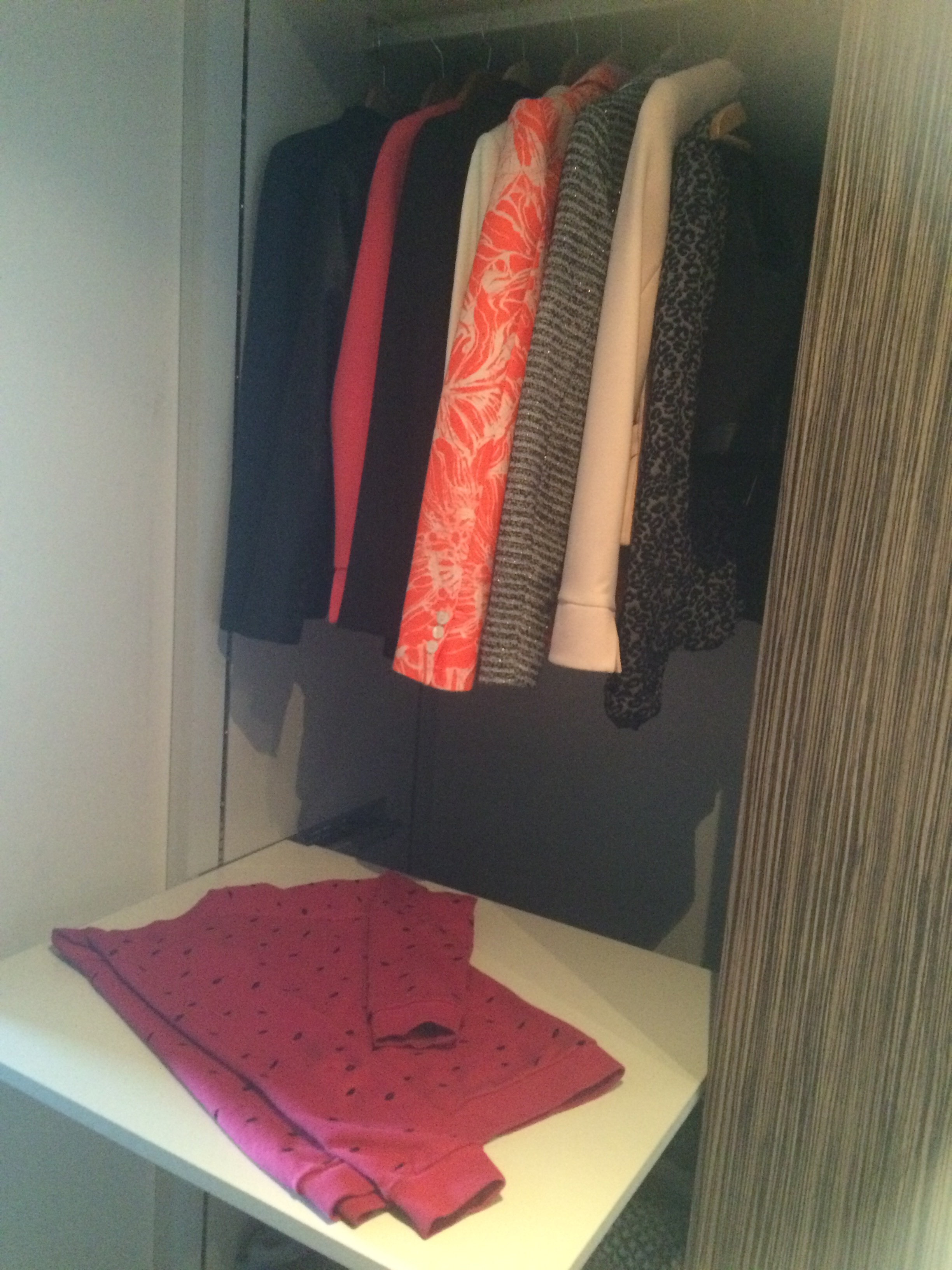 Uitschuifbaar schap in dressing om makkelijk kleding op te vouwen.