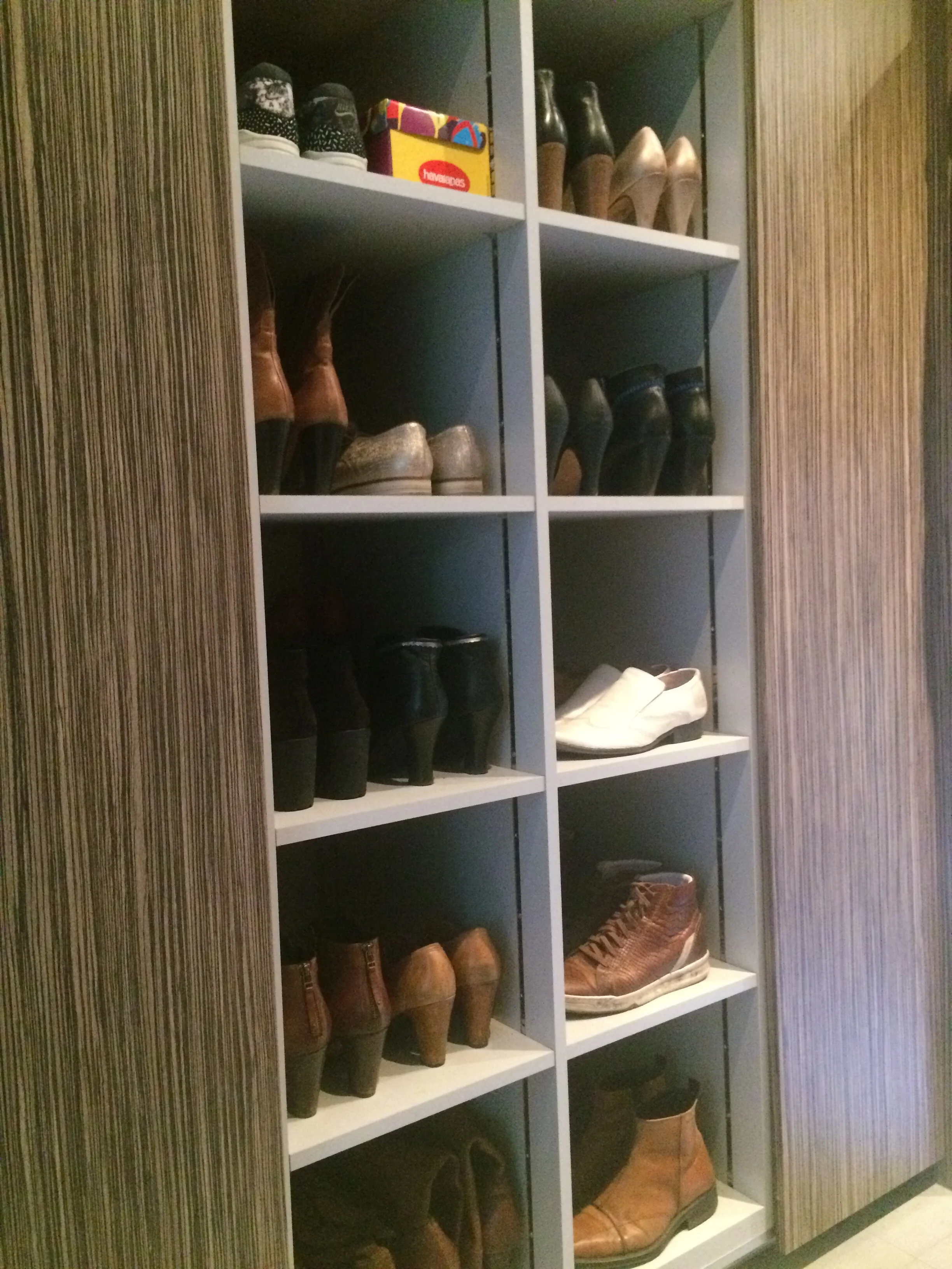Vakken voor schoenen. In hoogte verstelbare schappen.