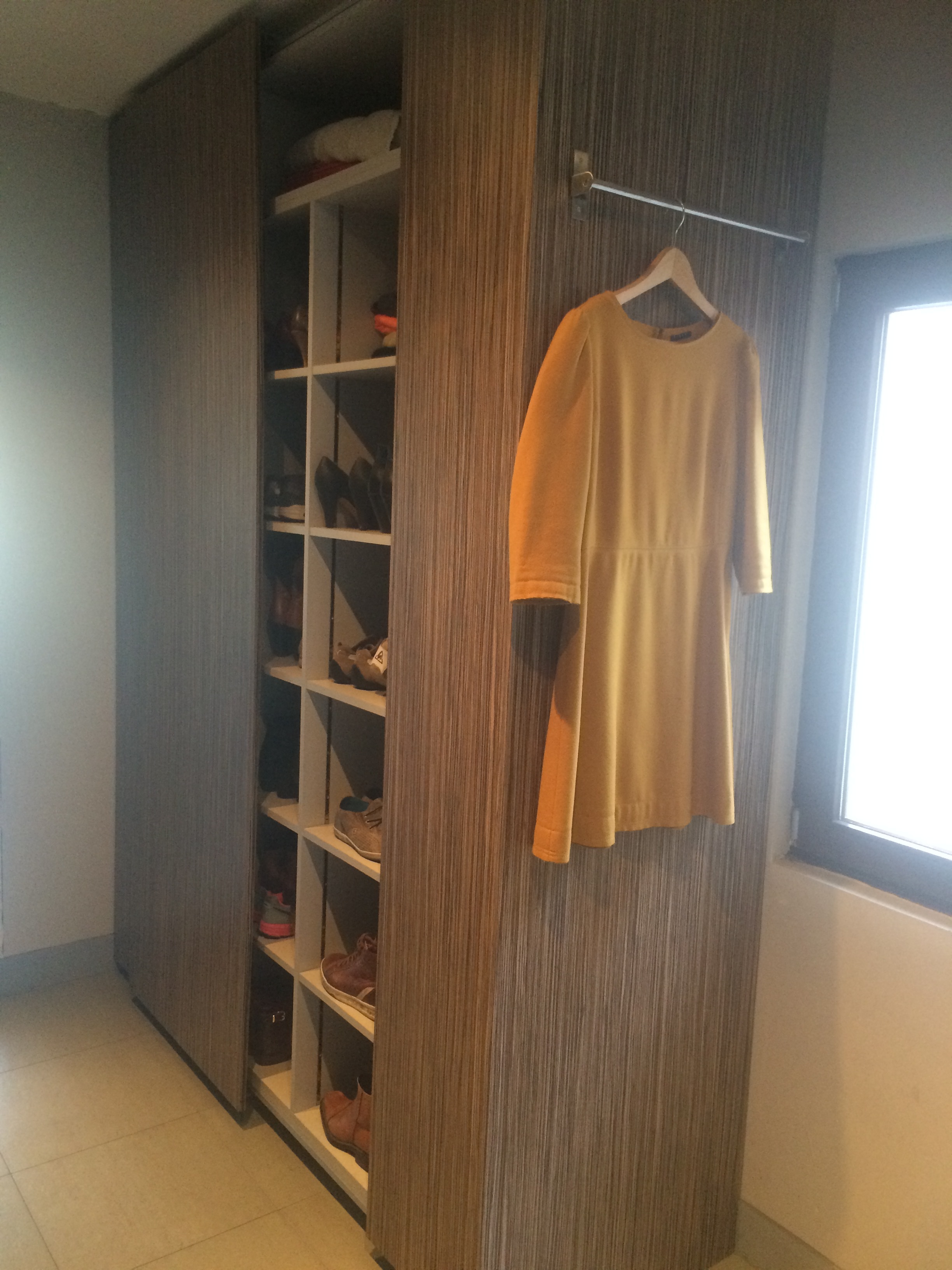 Stang aan de zijkant van dressing voor "verluchten" van kleding. Dressing met zwevende schuideuren in Zebrano-look.