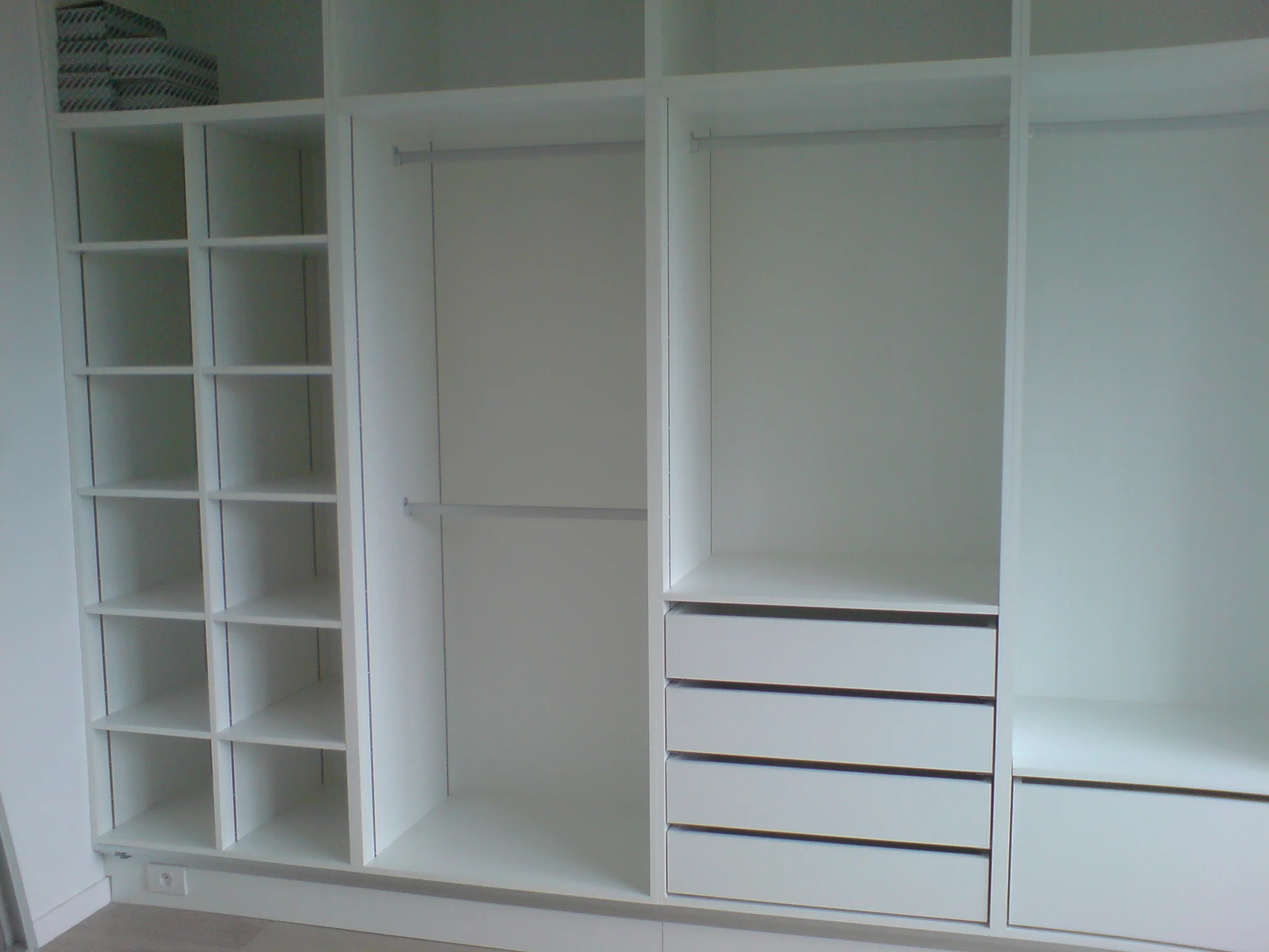 Dressing in budgetvriendelijk materiaal. Verstelbare schappen. Handtassenschuif & stopcontacten ingewerkt in plint.