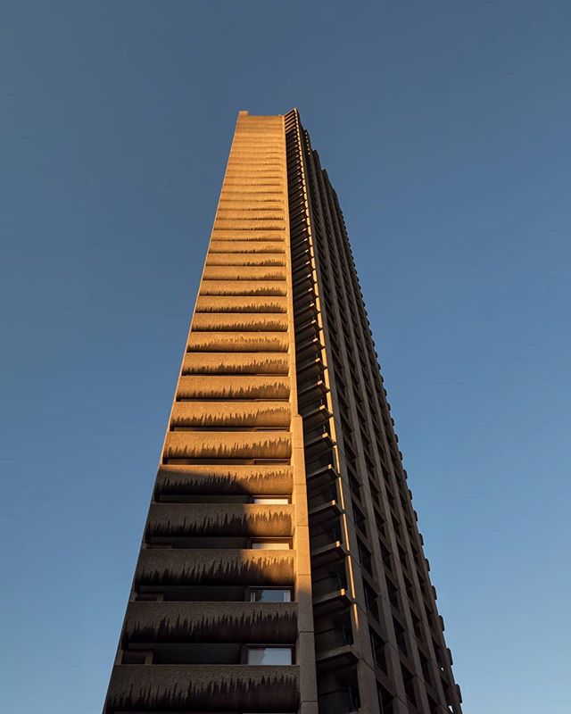 Looking up @barbicancentre. .
.  #skyscraping_minimal #skyscraping_architecture #lookingup_architecture #brutalism #brutal_architecture #brutalism_appreciation_society #skyscraping_magic #archdaily #archilovers #architecture_hunter #barbicancentre #i