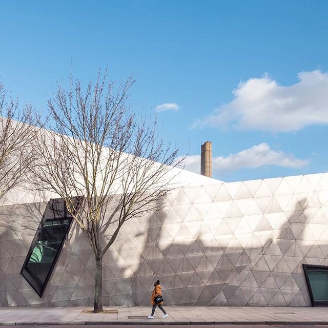 London Metropolitan University by Daniel Lebeskind 2001-2004 .
.

#archdaily #daniellibeskind #archilovers #architecture_hunter #tv_strideby #archi_features #art_architecture #raw_architecture #srs_buildings #creative_architecture #peoplewalkingpastw