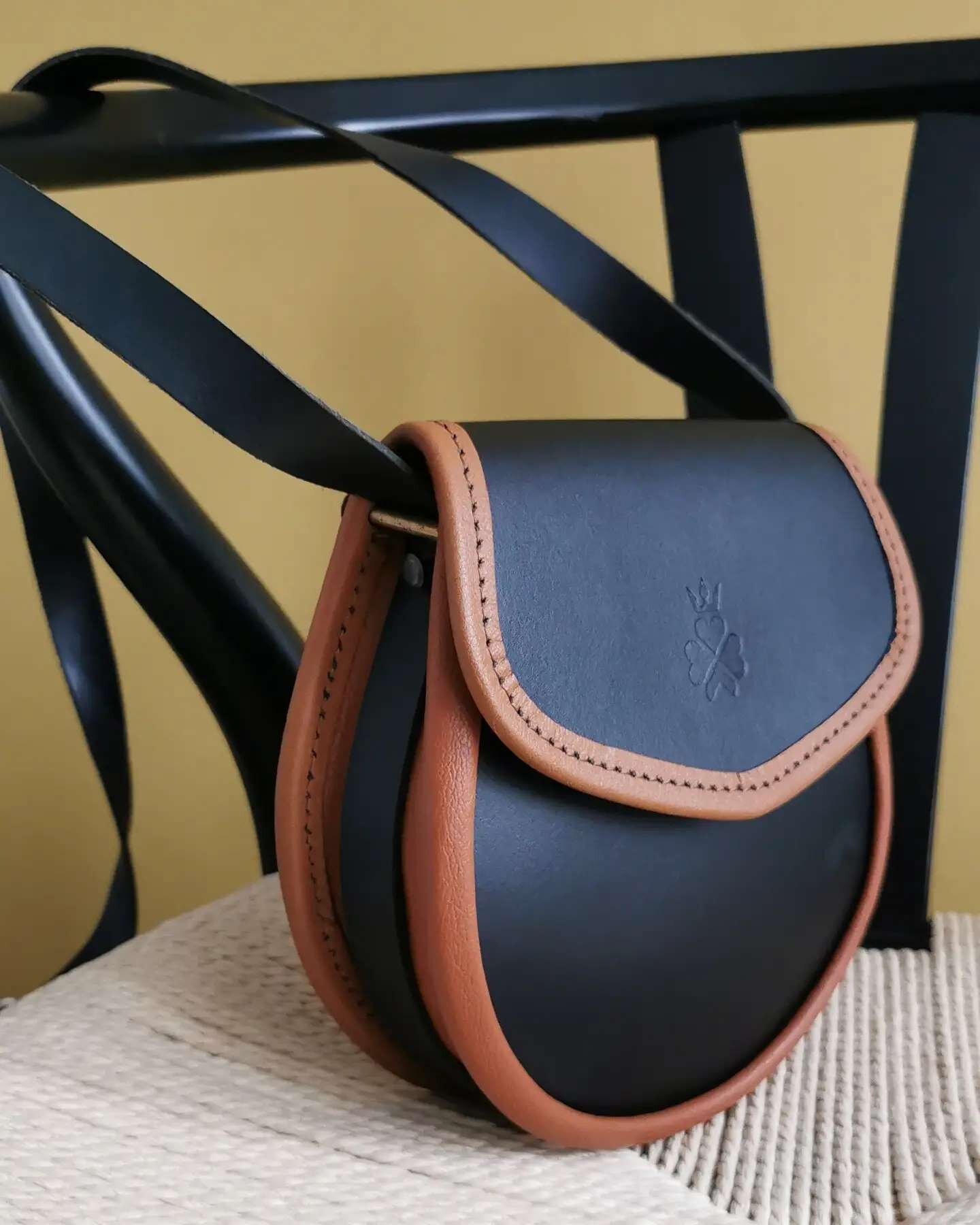 MODERN // CLASSIC ⬛🟧 Embracing fashion&rsquo;s love of minimalism but retaining NIXEY&rsquo;s strong sense of tradition, the BONNIE-B is handcrafted in Scotland, using age-old leather making techniques. Designed with a long crossbody strap, for thos