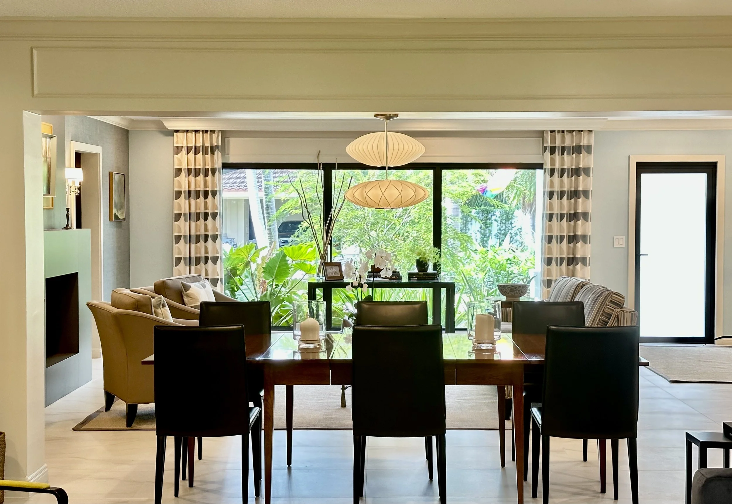 Traditional modern dining area with mid-century dining table looking into the living room in Fort Lauderdale
