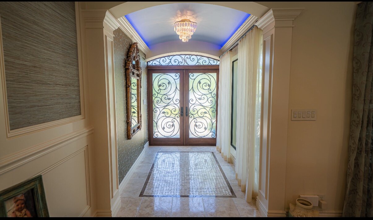 Traditional - Eclectic Foyer Marcus Mars Interiors.jpeg