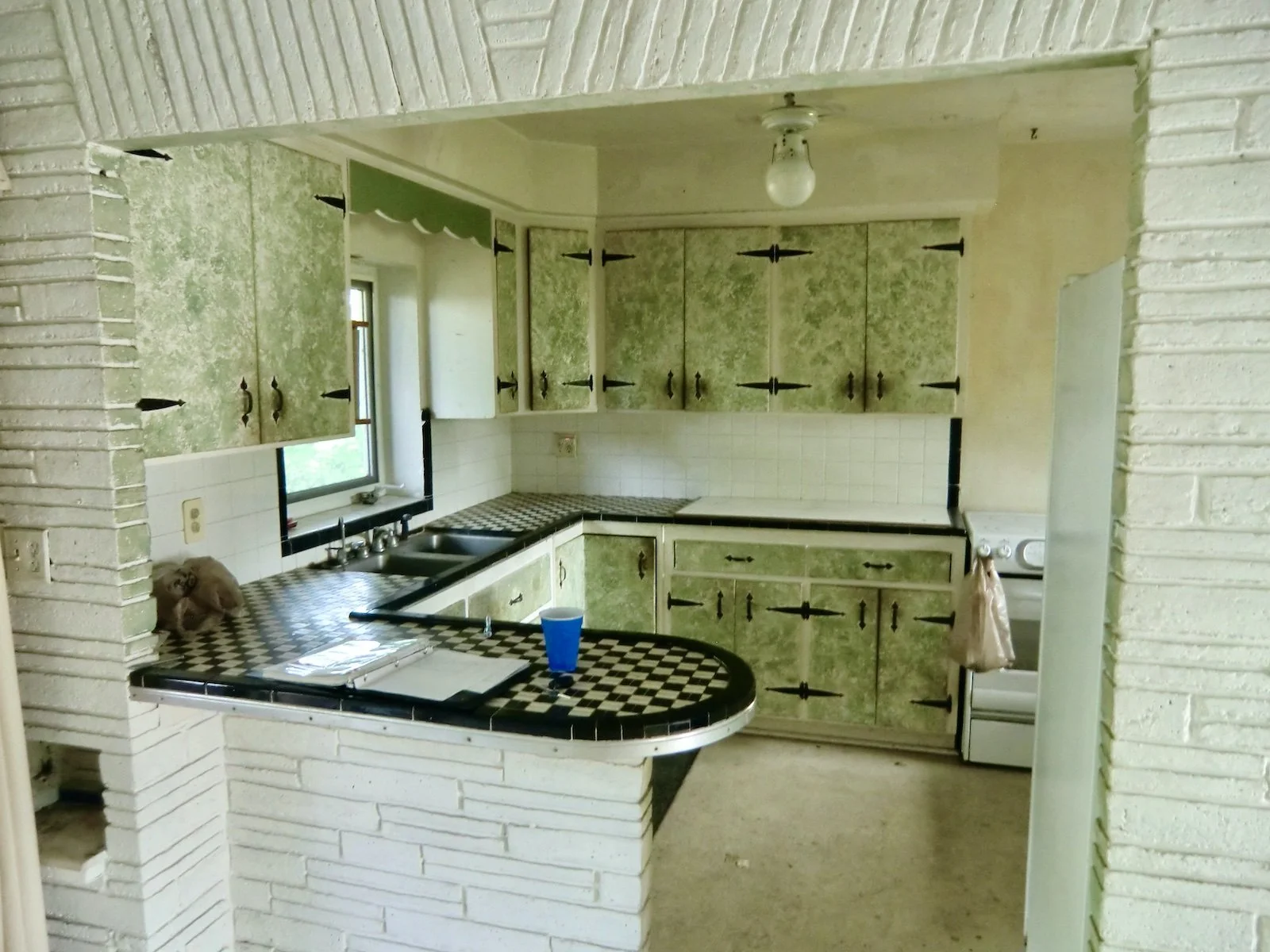 modern kitchen home remodel with custom cabinets in Fort Laudedale