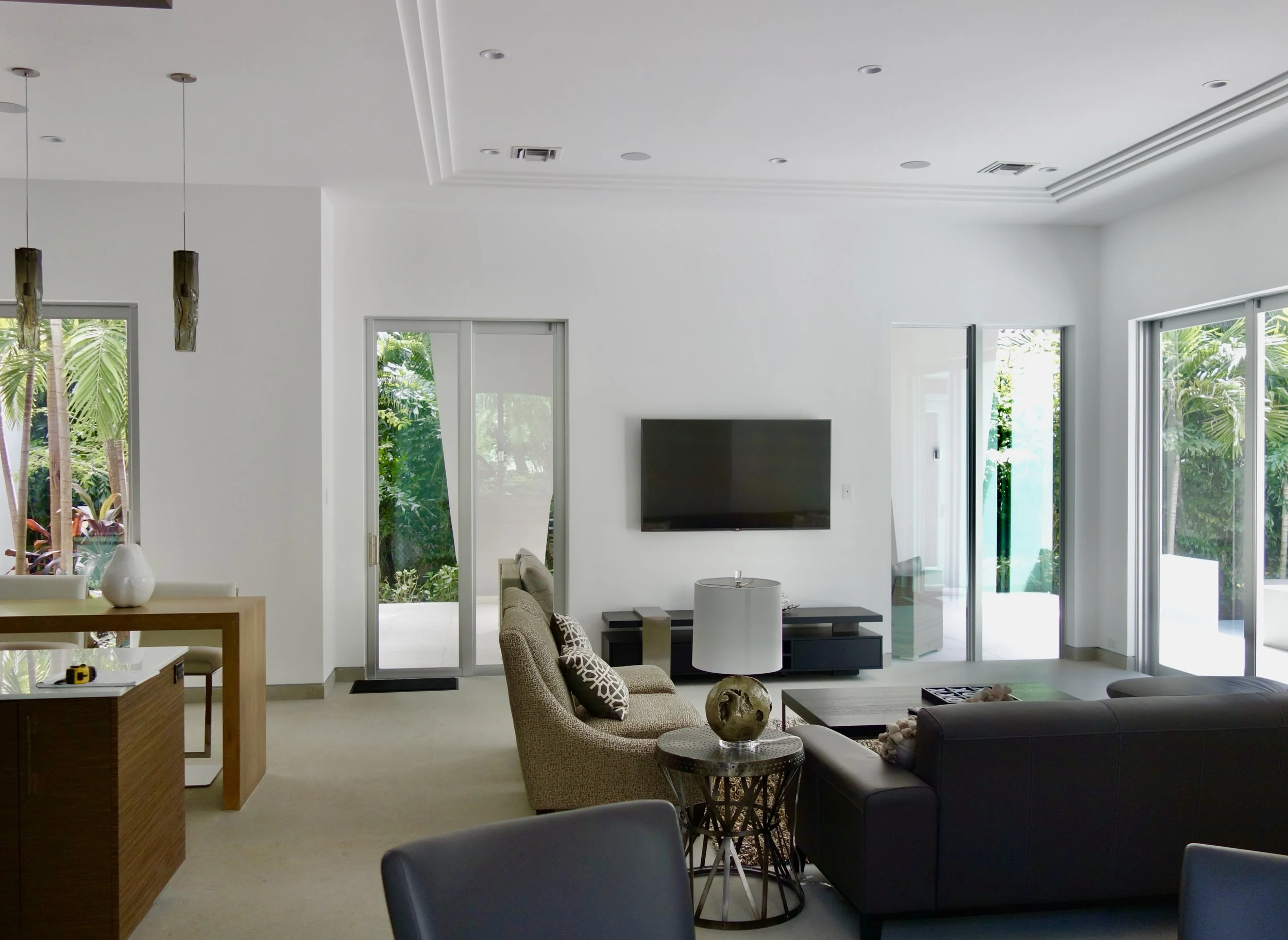 Before family room remodel with flat wall and minimal architectural detail in Fort Lauderdale home