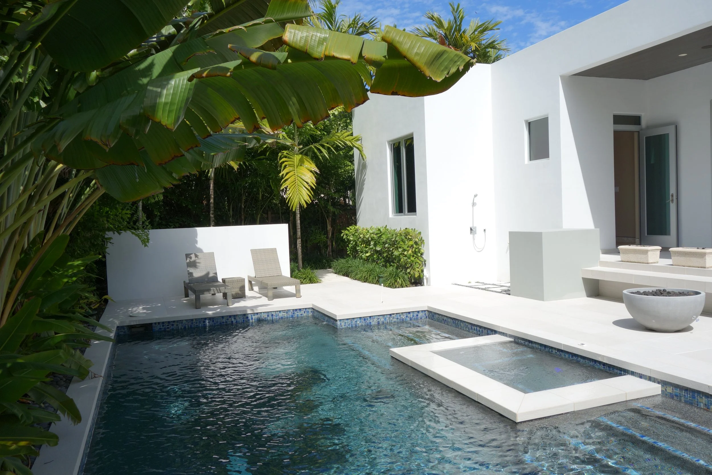 Tropical patio and garden before home remodel contractors in Fort Lauderdale