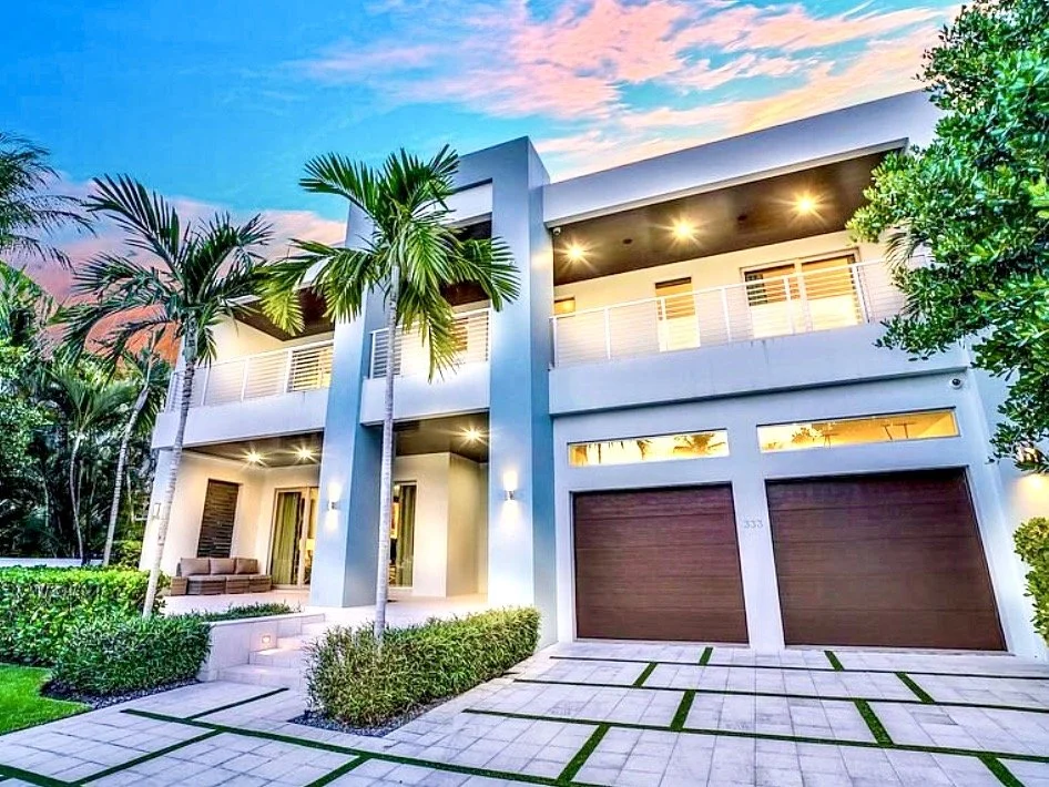 exterior of modern custom home of Fort Lauderdale Beach