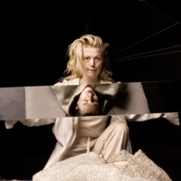 I Purgatorium dykket vi ned i liminale faser &ndash; overgangen mellom liv og d&oslash;d &ndash; gjennom scenisk testing. Vi har lekt med optiske illusjoner, fysiske instinkter, og nerda p&aring; skrekk- og dr&oslash;mmedramaturgi i en serie fors&osl