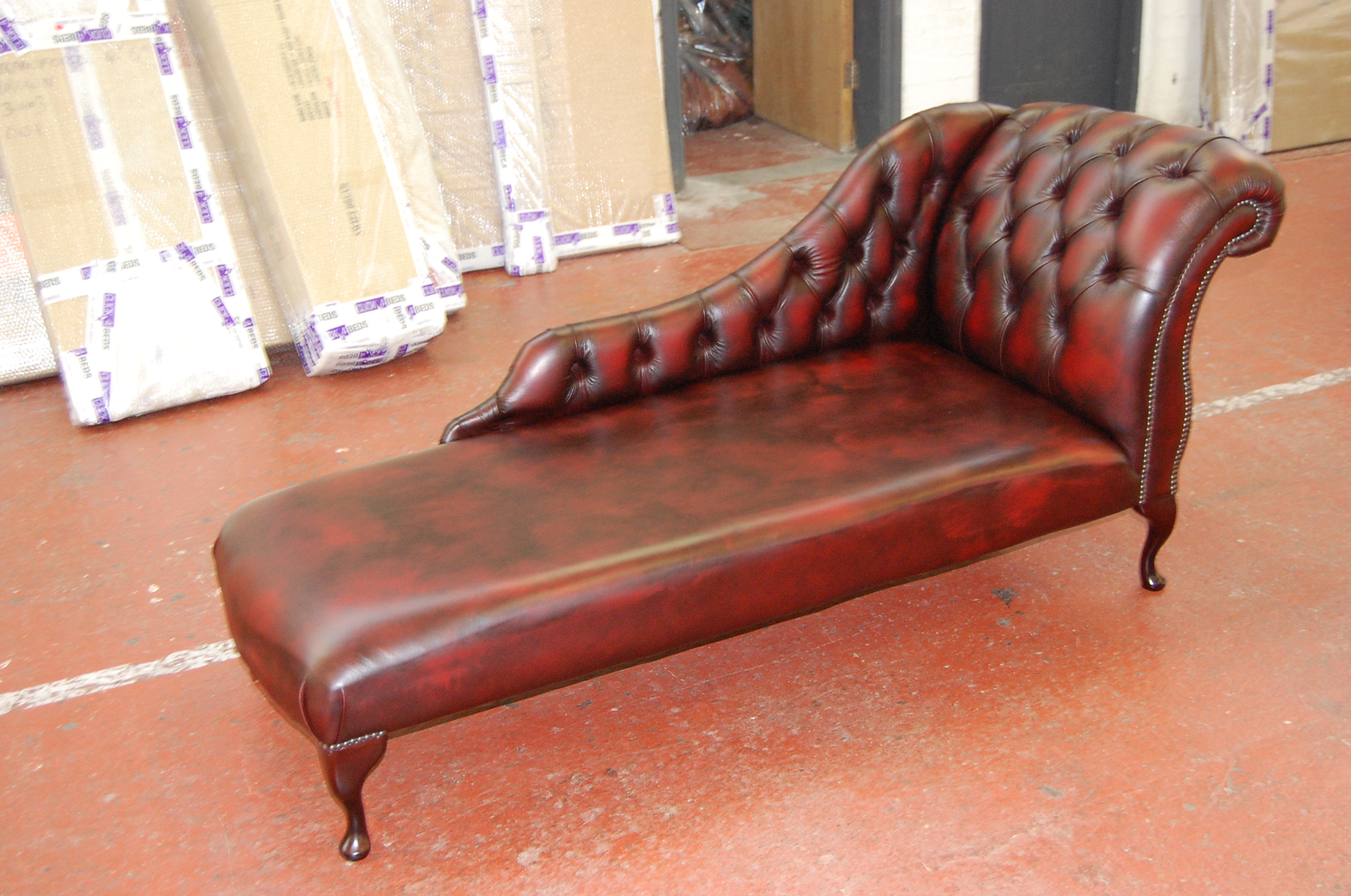 Duchess Chaise Long - Button - Ant Red .JPG