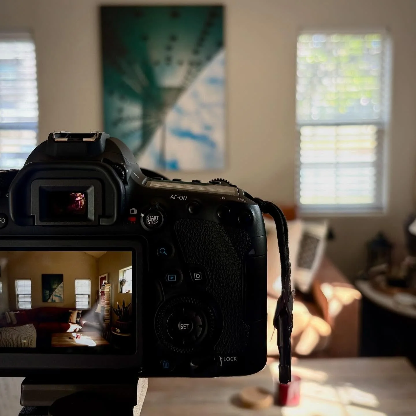 Sunday morning coffee, music vibes, and photo staging while the 🌞 is doing its thang.
☕️🎵📸
.
.
.

#artinprogress #makesomething
#studiovibes #photography
#staycreative
🍰