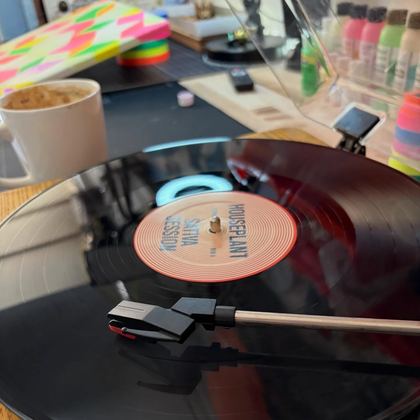 Afternoon flow in the studio with Houseplant, some sun, and a gentle breeze.
🏡🌱🌬️

.
.
.
#artinprogress #makesomething
#studiovibes #sunnydays
#staycreative
🍰