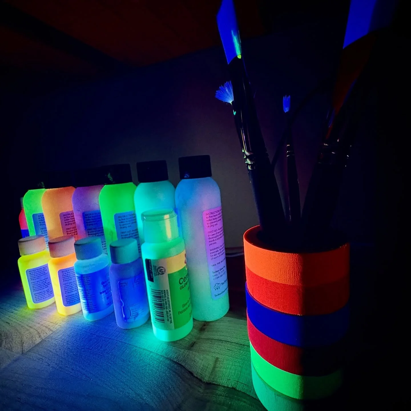 This week in the studio we&rsquo;re finishing a glow project, continuing a couple others, vibin&rsquo;, and letting the mind wander.
What&rsquo;s on your schedule? What&rsquo;s on your playlist?
💡🎨🎶
.
.
.
#studiovibes #makesomething
#blacklight #v