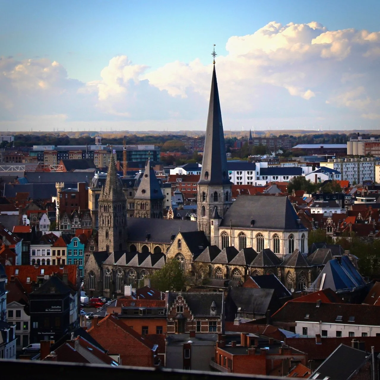 Another view from the top in #Ghent. Check out my blog post from yesterday *link in bio* for the mischievous truth behind the click.
👀🌍🗝️
.
.
.
#goexplore #traveltheworld
#keepitfunky
#staycurious 
🍰