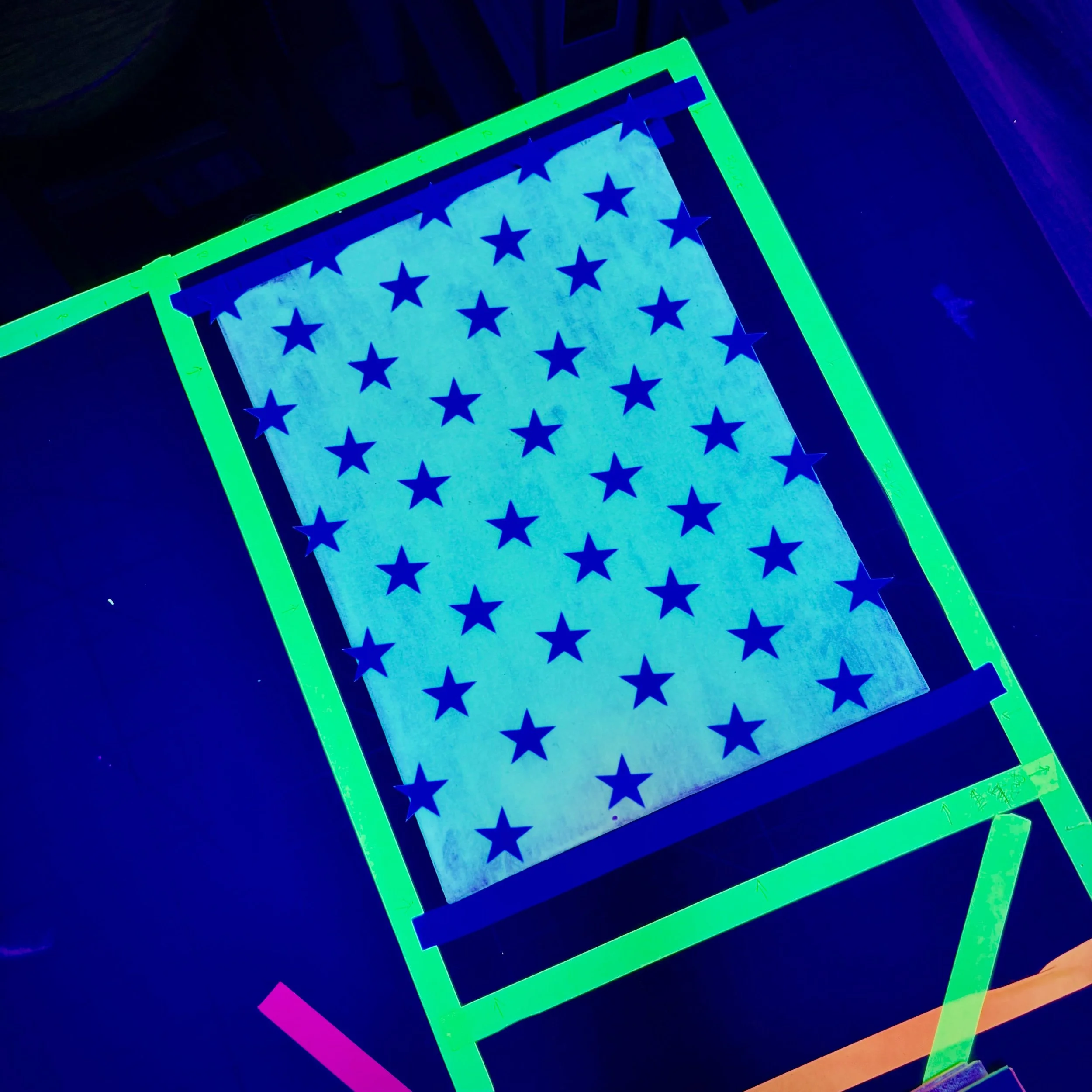 UV light on, off, off. Show me your stars in the dark, I&rsquo;ve shown you mine.
🔦⚫️⭐️
.
.
.
#makesomething #studiovibes
#glowart #darkart
#staycreative
🍰