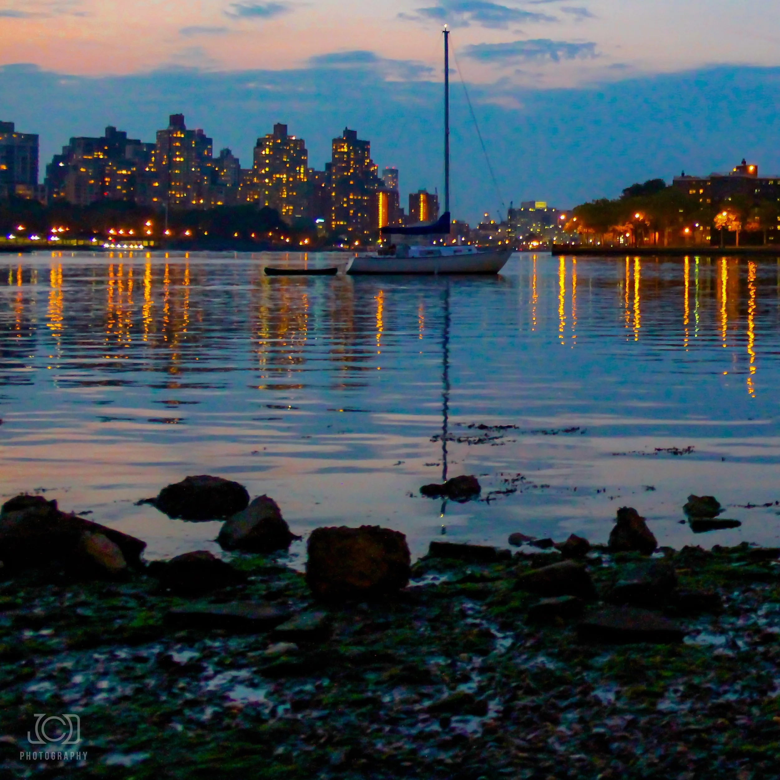 Astoria is always on my mind.
New Wonder Unleashed post today. Link in bio for the full story.
👸👸👸
.
.
.
#astoriany #newyorkcity
#nightlights #reflections
#staycurious
🍰
