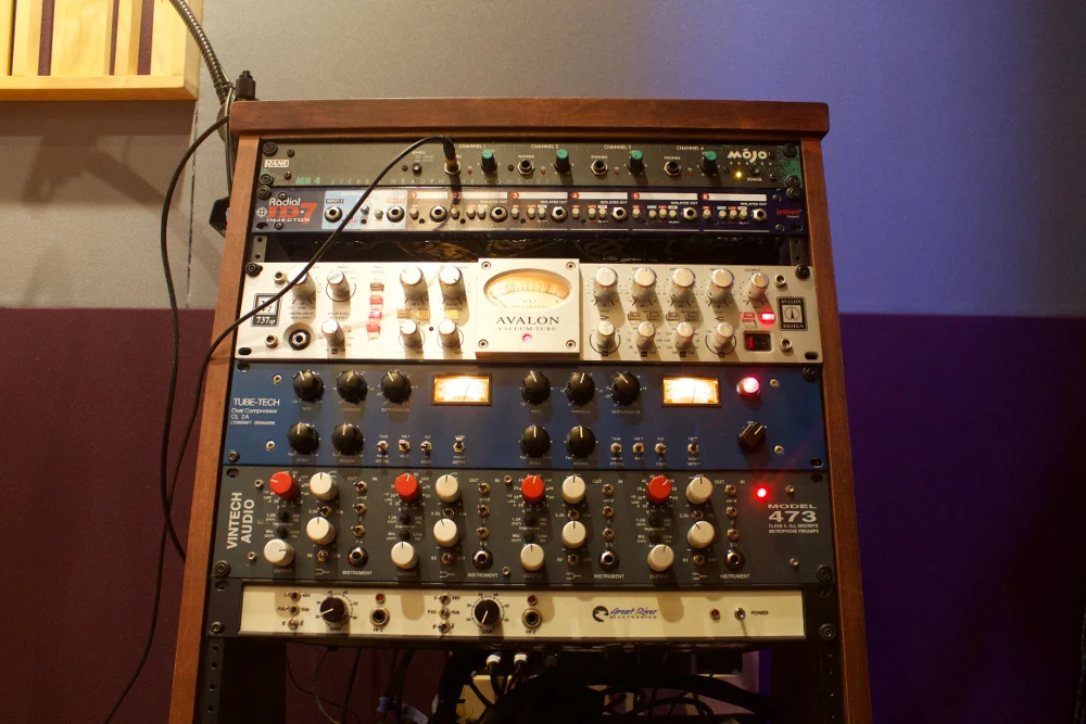Live_room_rack1000.jpg