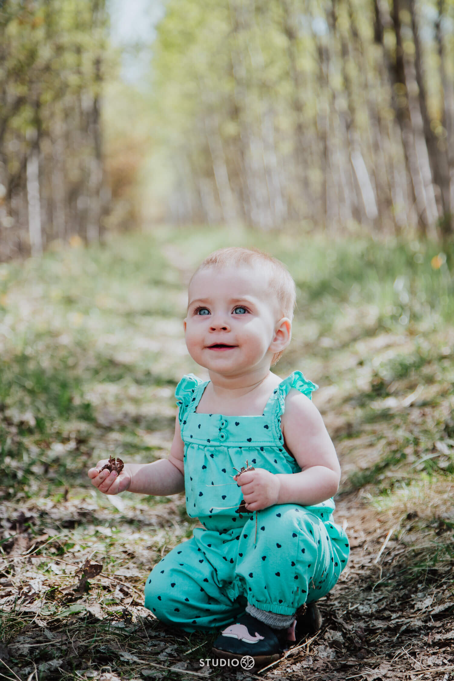 Studio-312-Photographer-Family-Session-Assiniboine-Forest-Winnipeg-Photographer-24.jpg