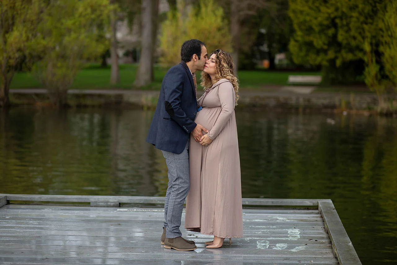 Maternity Photos at Green Lake Seattle - Spring cherry blossom m