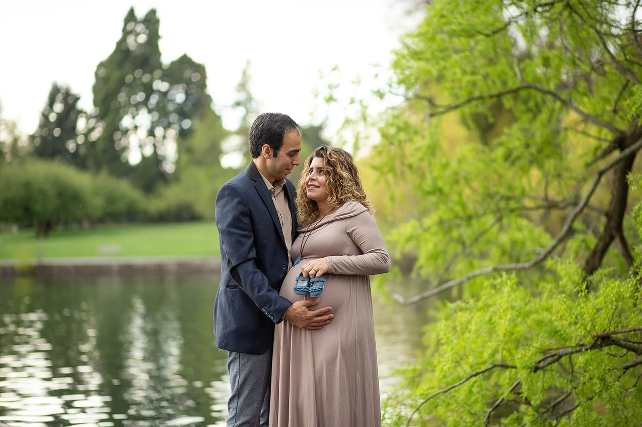 Maternity Photos at Green Lake Seattle - Spring cherry blossom m
