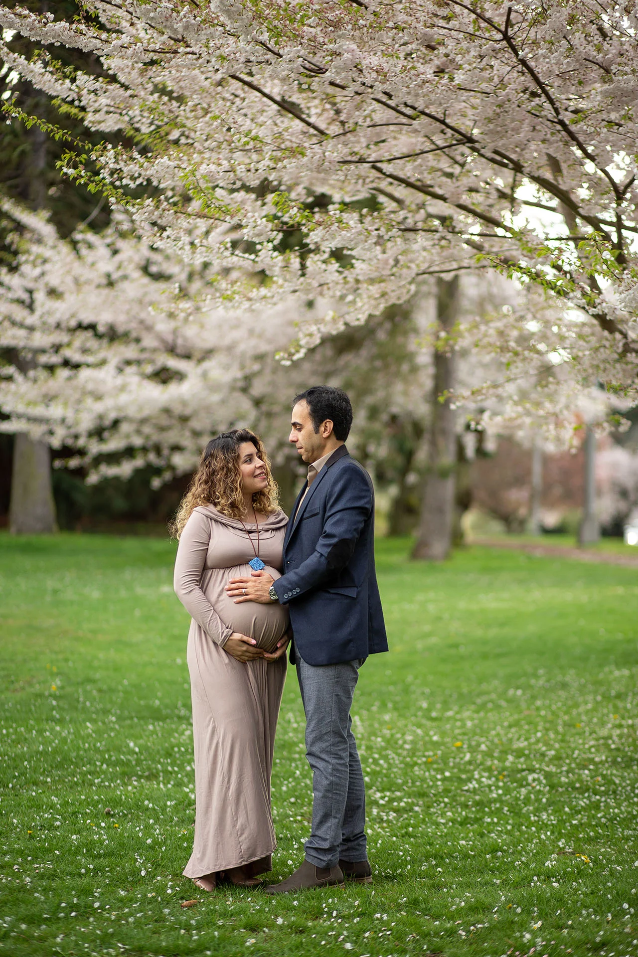 Maternity Photos at Green Lake Seattle - Spring cherry blossom m