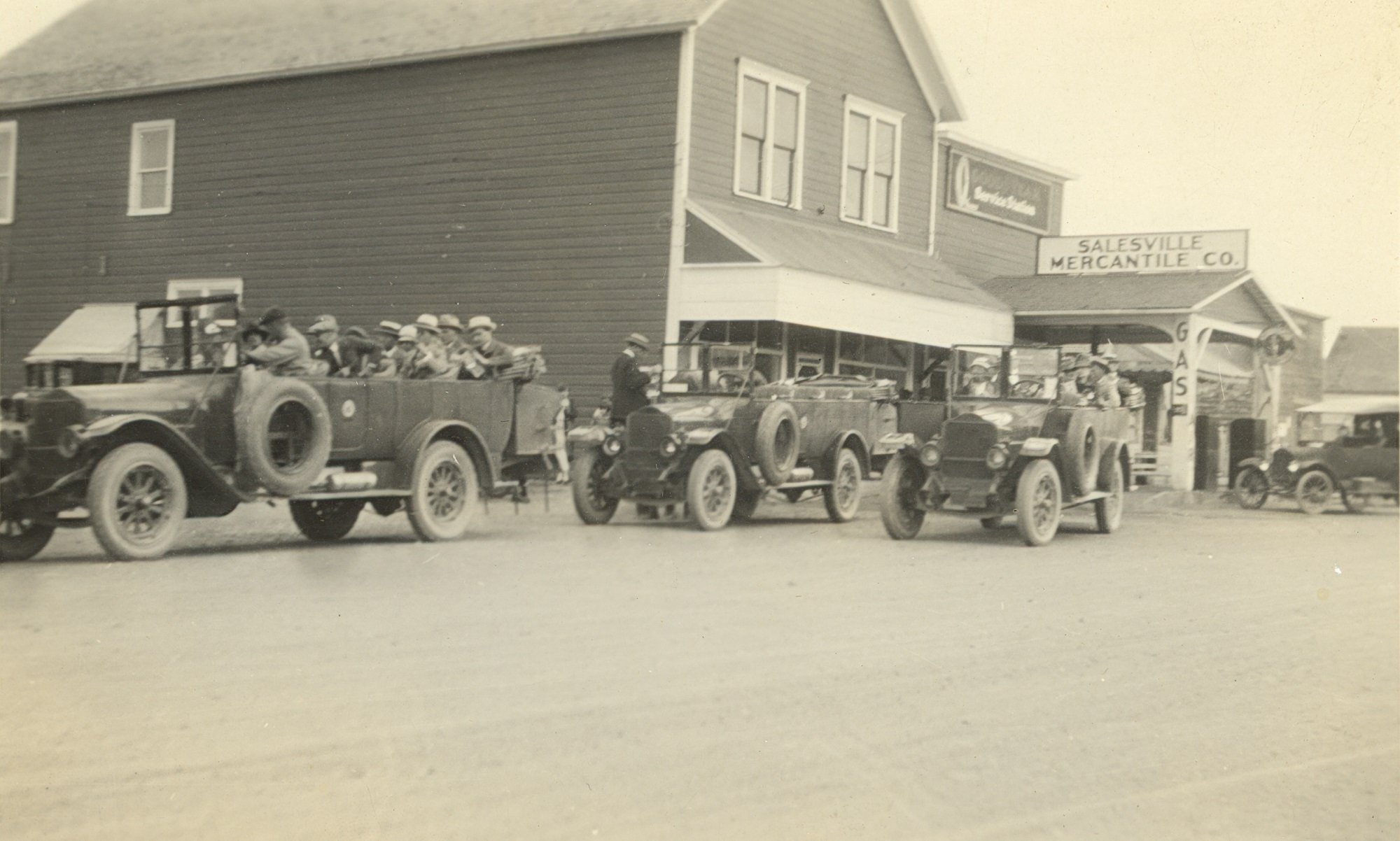 Tourist buses in Salesville (Gallatin Gateway), 1926. 