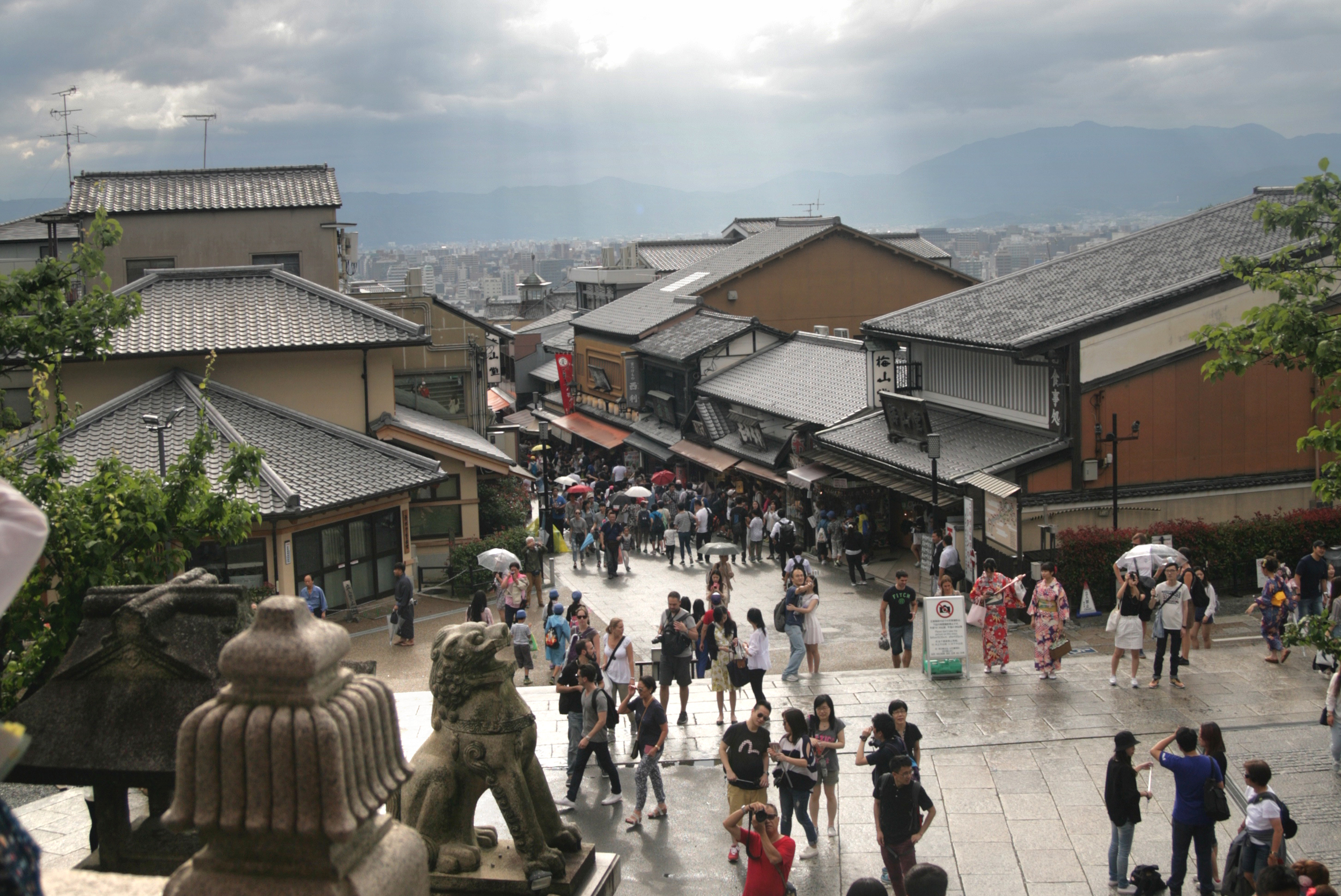 shopping district at the base of Kiyomizu-dera
