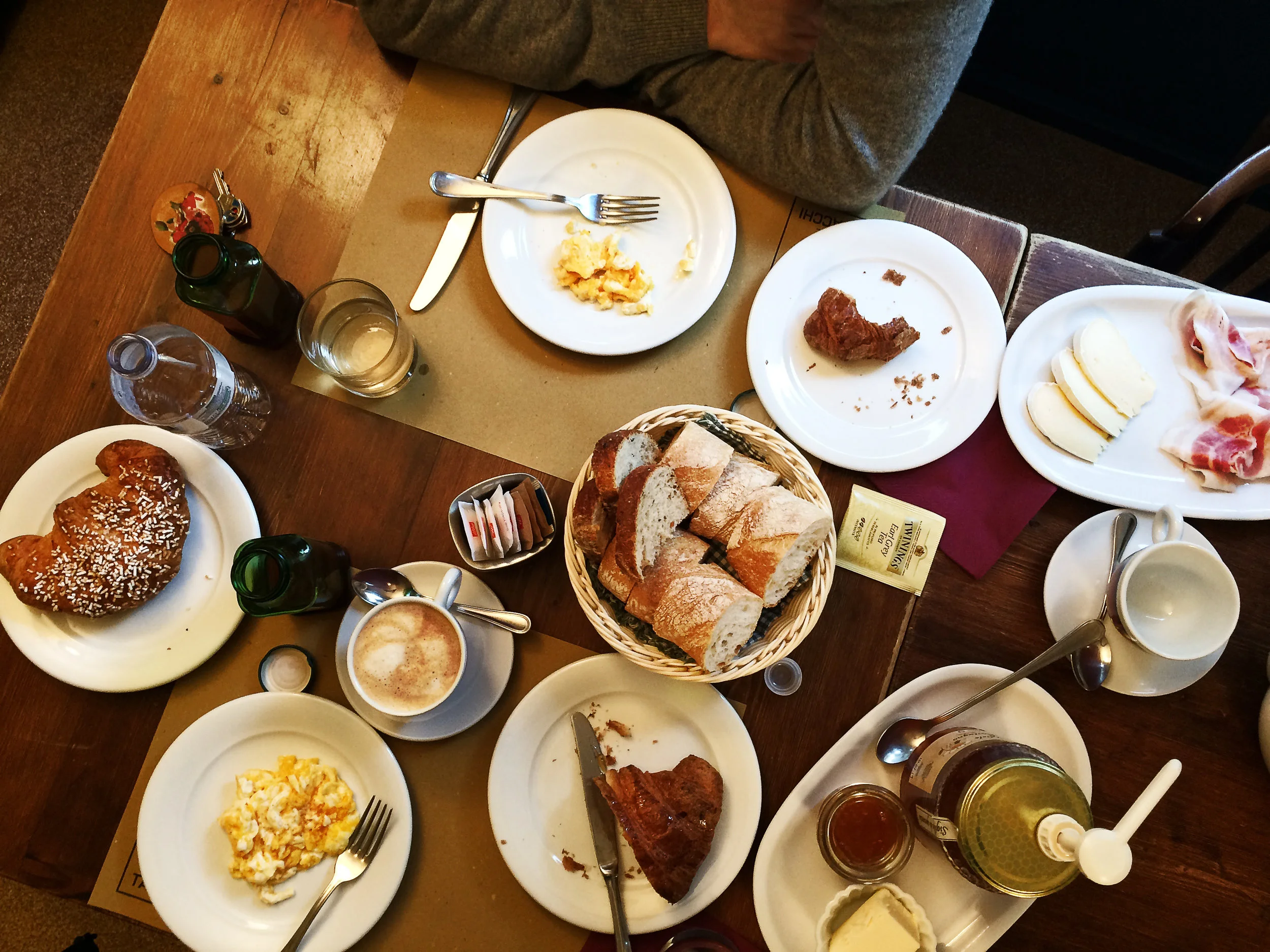 breakfast_table.jpg