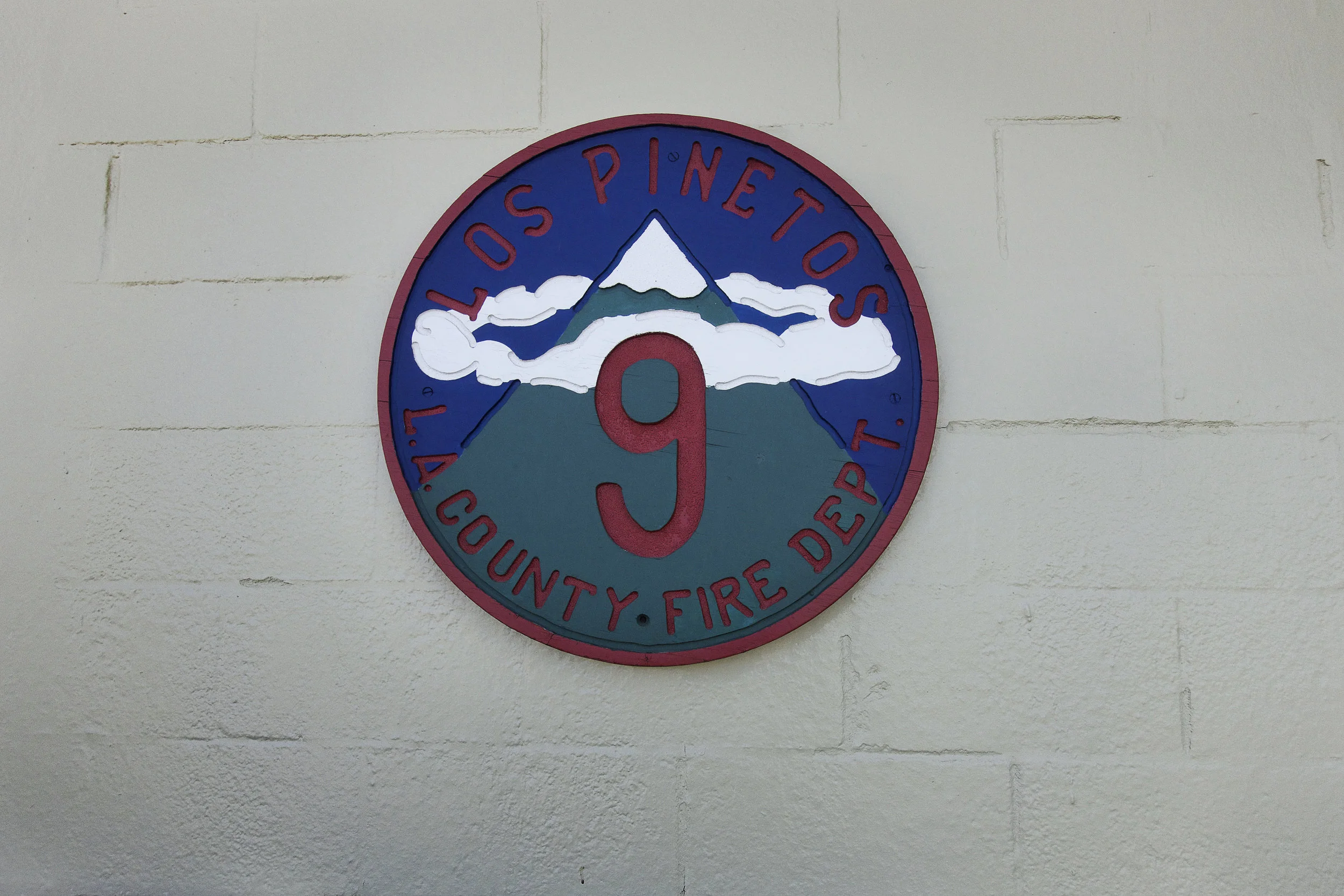 los_pinetos_sign.jpg