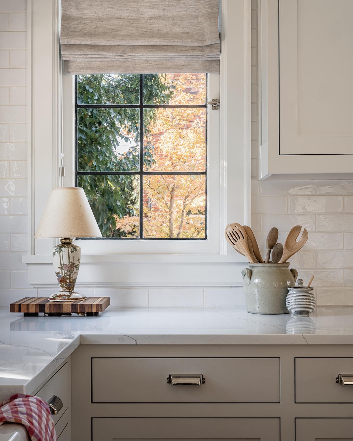 Sometimes all you need to elevate a space just a pinch, is a perfect little vintage lamp. 

📷 @_karamercer 

#InteriorDesign
#seattleinteriordesigner
#BainbridgeIslandInteriorDesigner
#LAinteriordesigner 
#KitchenDesign 
#InteriorDecor 
#InteriorIns