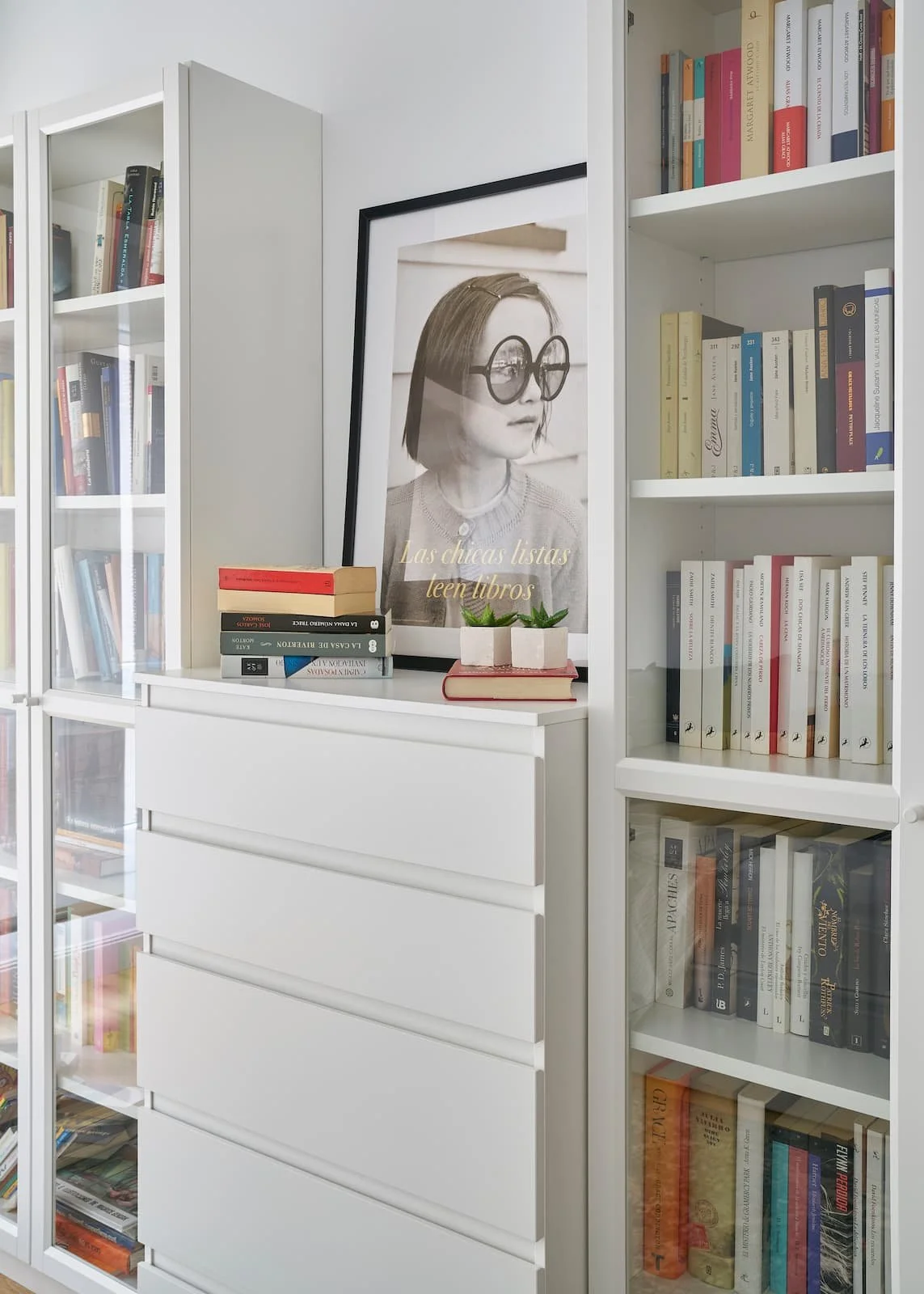 zona de lectura con libreria a medida y almacenaje integrado en vivienda reformada en portugalete