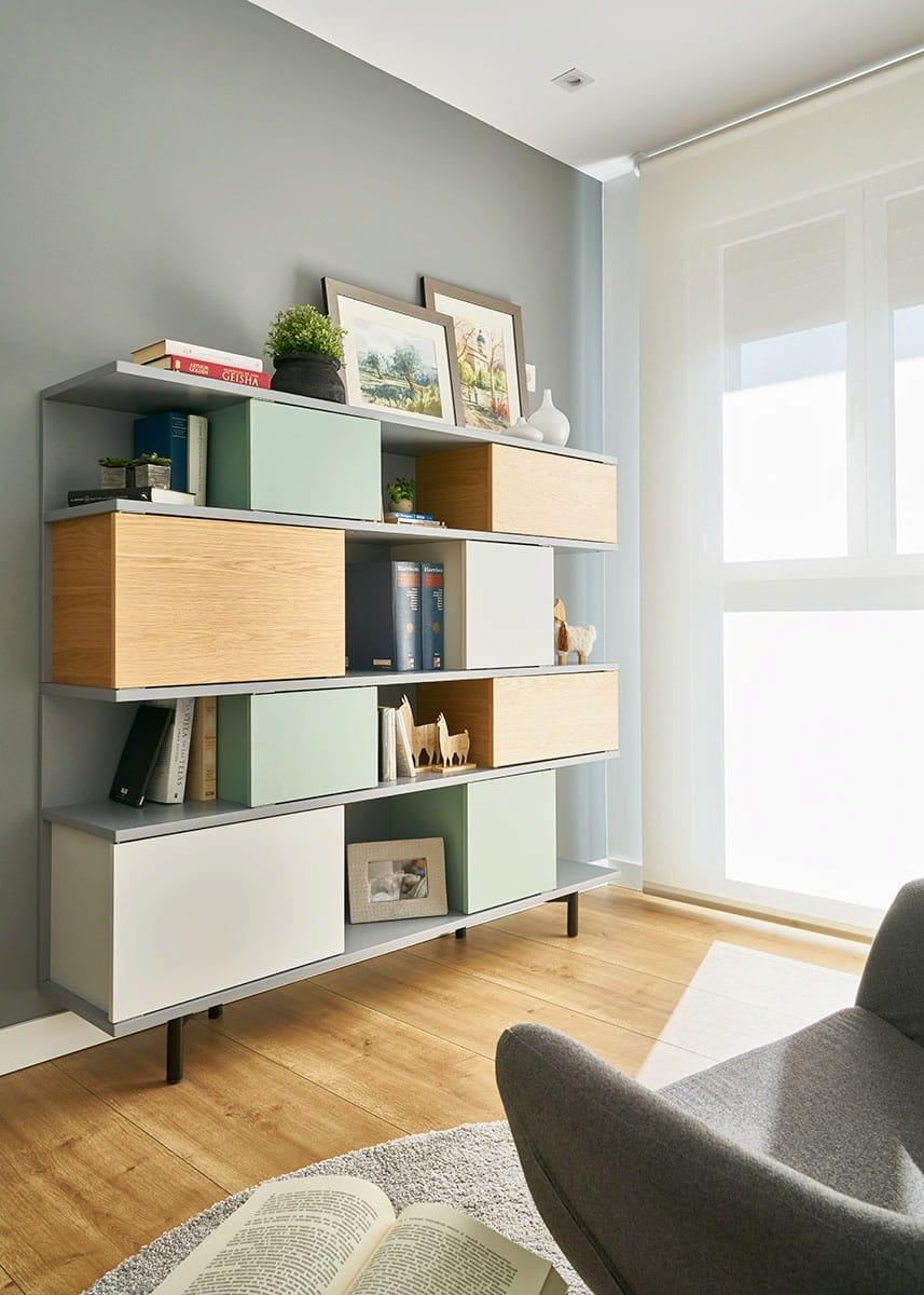 Estantetia de diseño en salón con módulos en madera y tonos neutros en vivienda en Urduliz Bizkaia proyecto de interiorismo y estilismo.