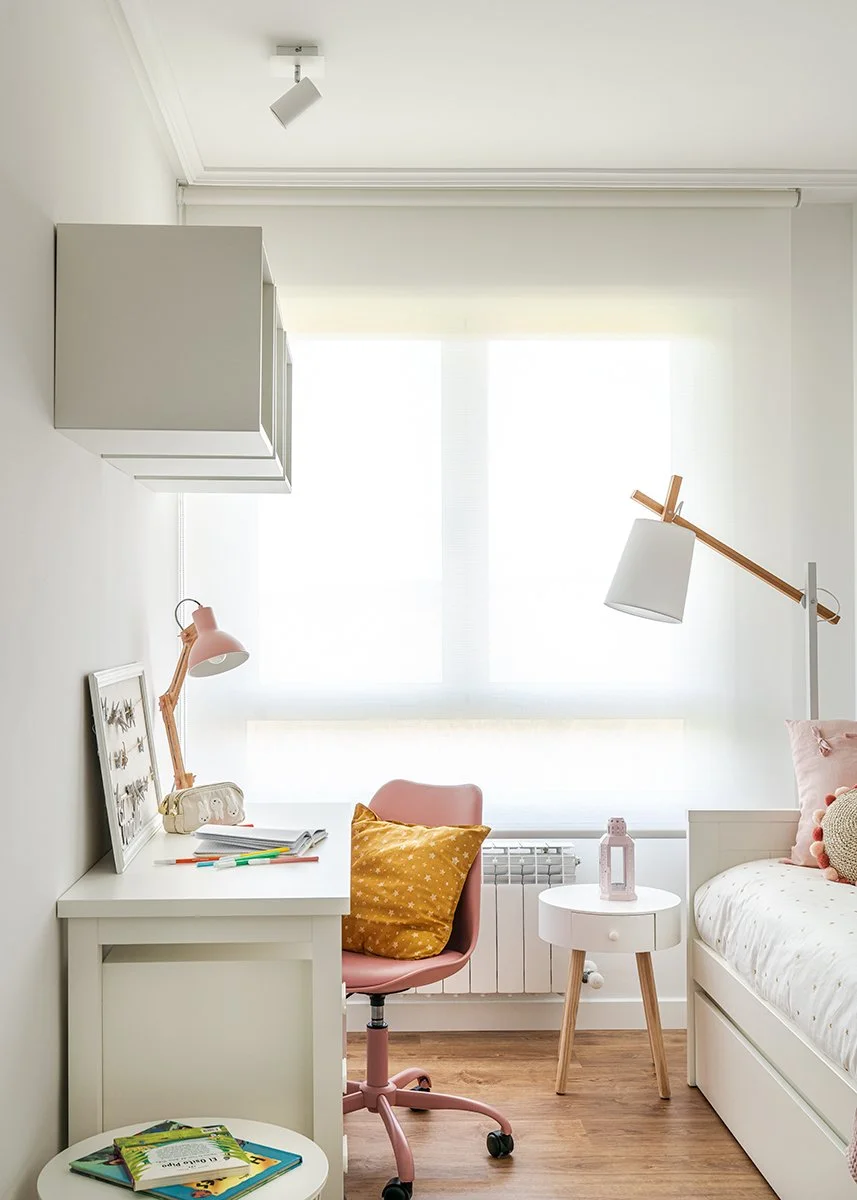 zona de trabajo en dormitorio con escritorio en vivienda en Noja