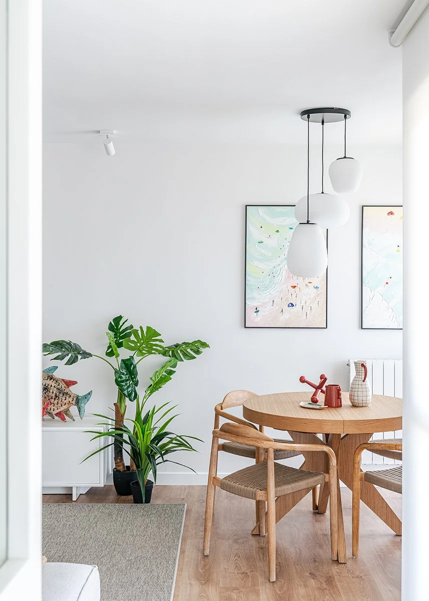 comedor con mesa de madera y decoración en vivienda en Noja