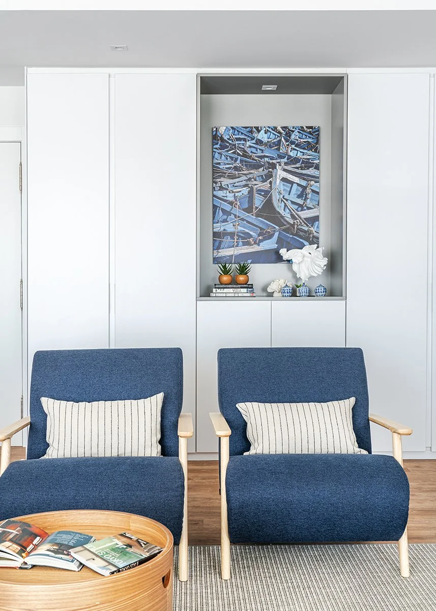 zona de estar con butacas y decoración en vivienda en Noja