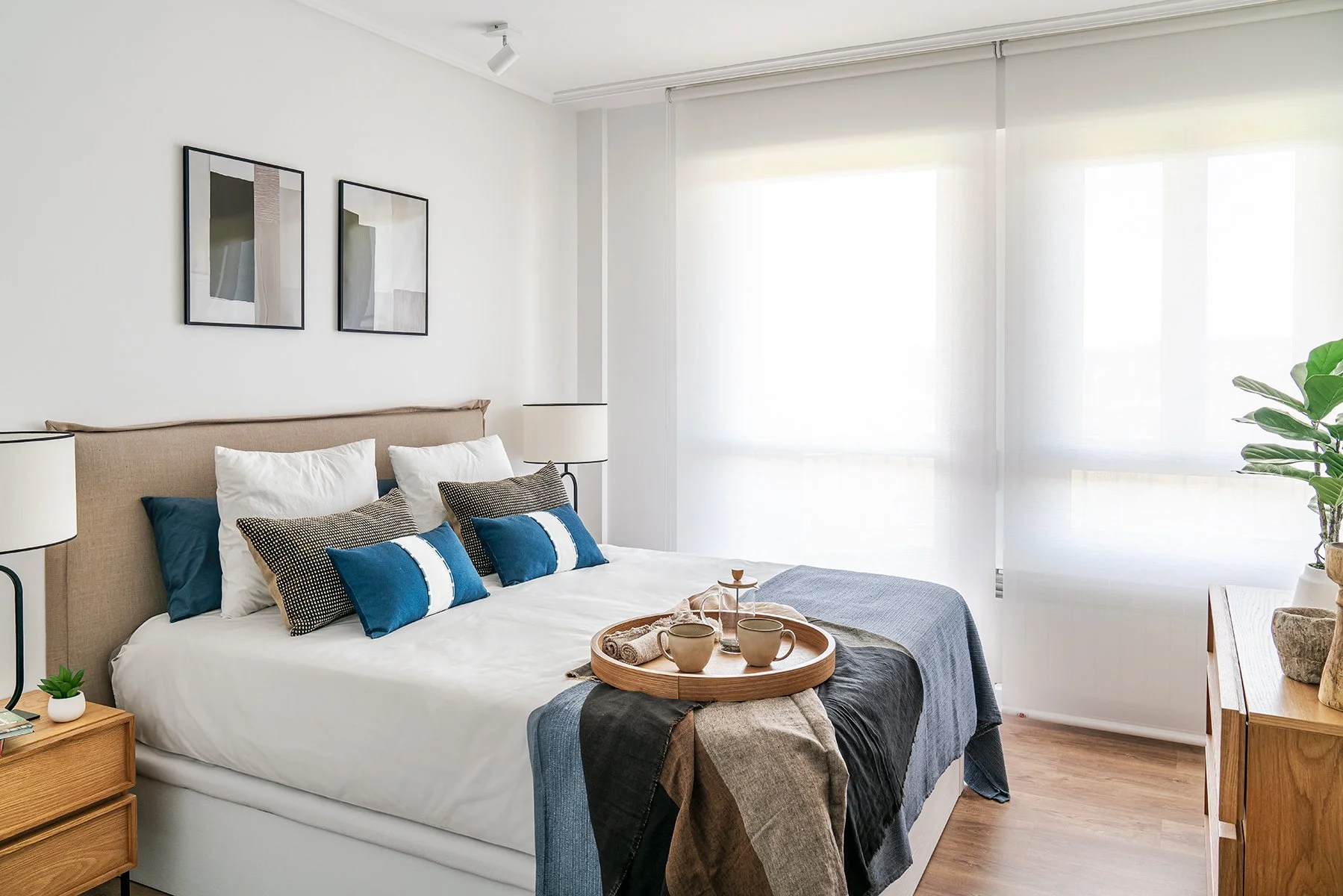 dormitorio principal con cama y textiles en vivienda en Noja