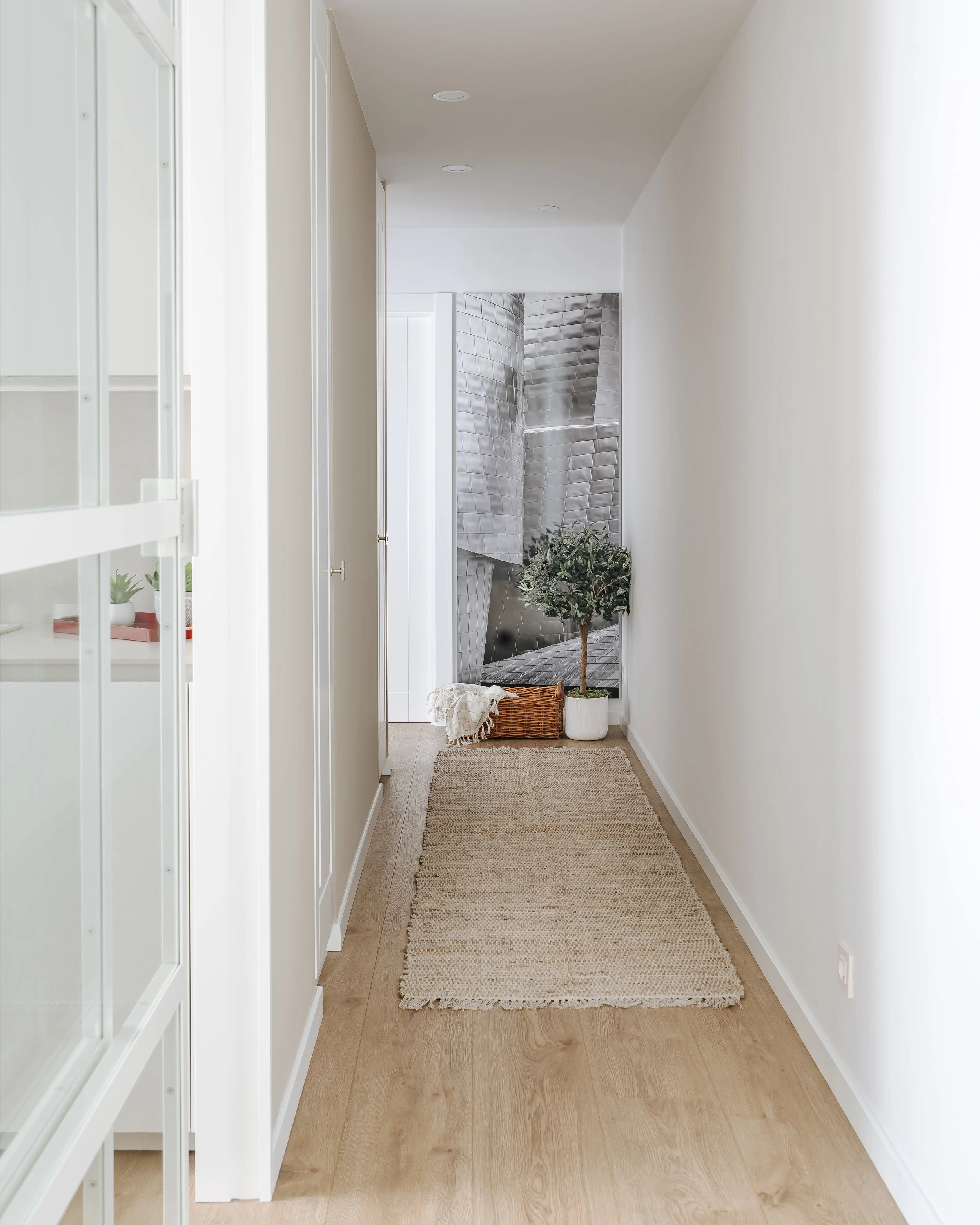 pasillo tras reforma integral con continuidad de espacios en vivienda en Bilbao