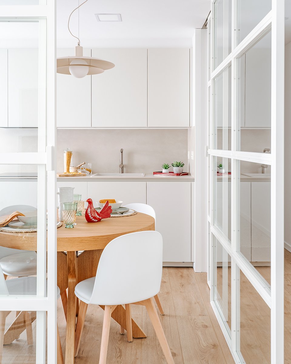 cocina y comedor integrados tras reforma integral en vivienda en Bilbao