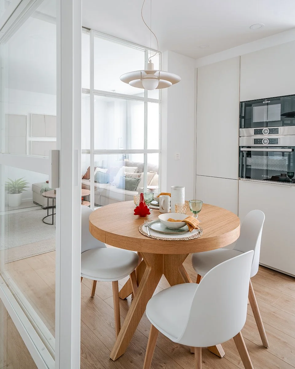 cocina y comedor integrados tras reforma integral en vivienda en Bilbao