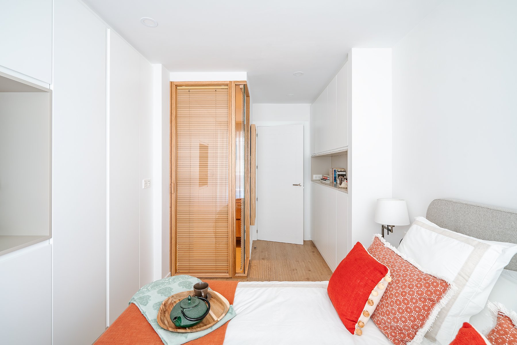 dormitorio con conexión a zona de paso tras reforma integral en vivienda en Bilbao
