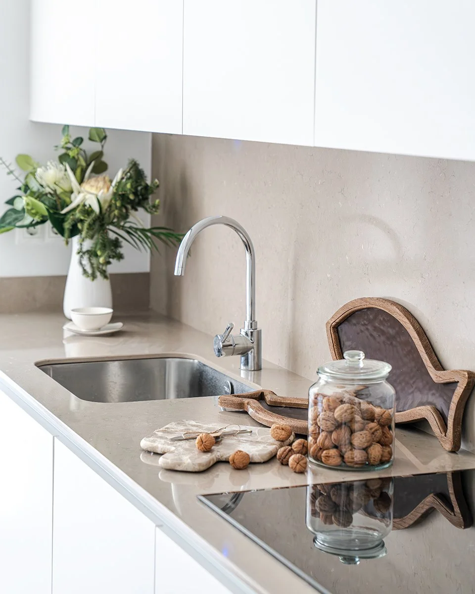 detalle de encimera y fregadero con elementos decorativos en cocina de vivienda en Noja