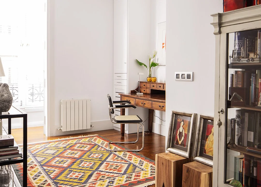 Zona de trabajo un salón muy luminnoso en reforma integral de vivienda en Bilbao