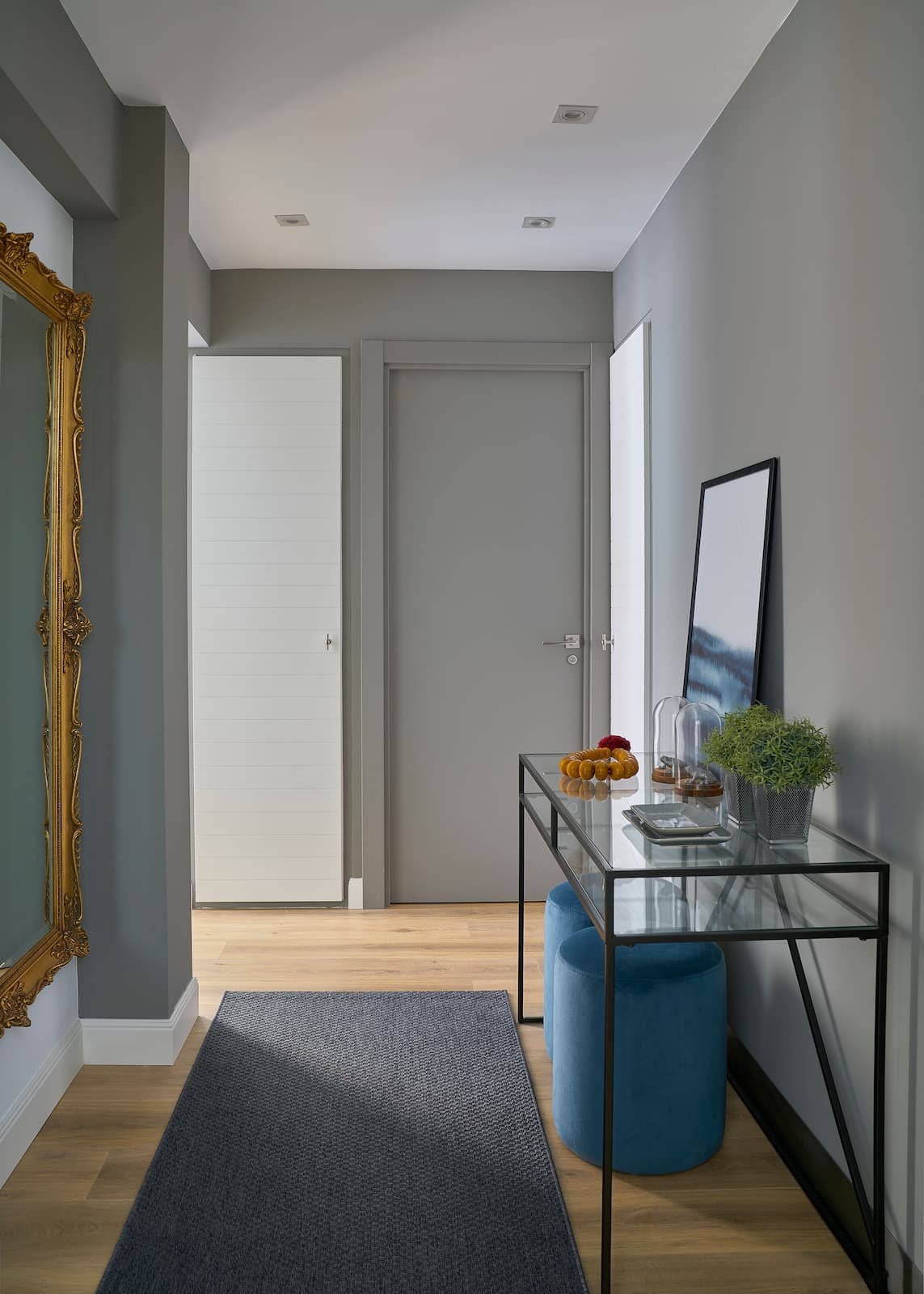 entrada de vivienda con mueble consola y decoracion en reforma integral en portugalete bizkaia